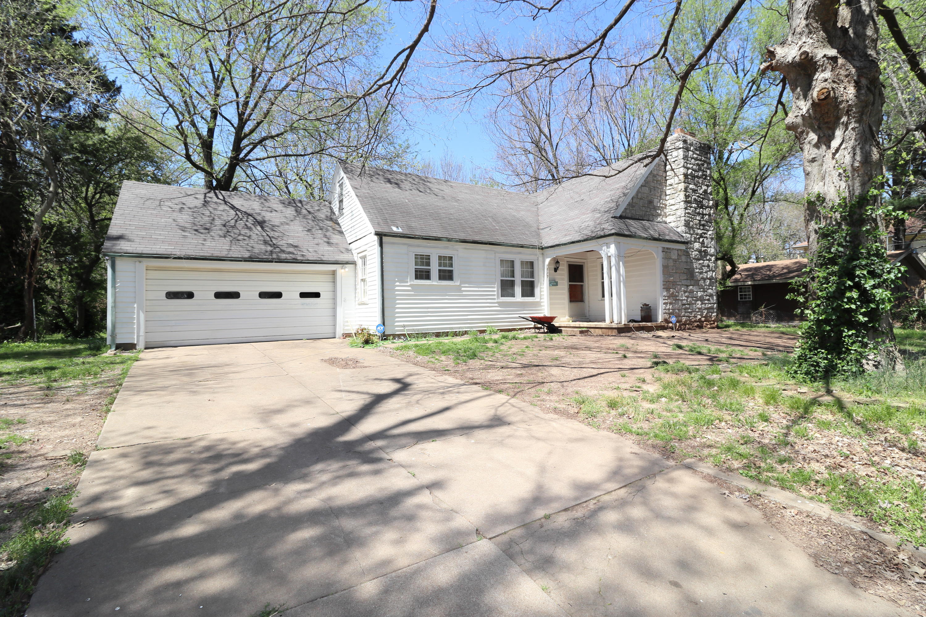 837 South Douglas Avenue Property Photo 1