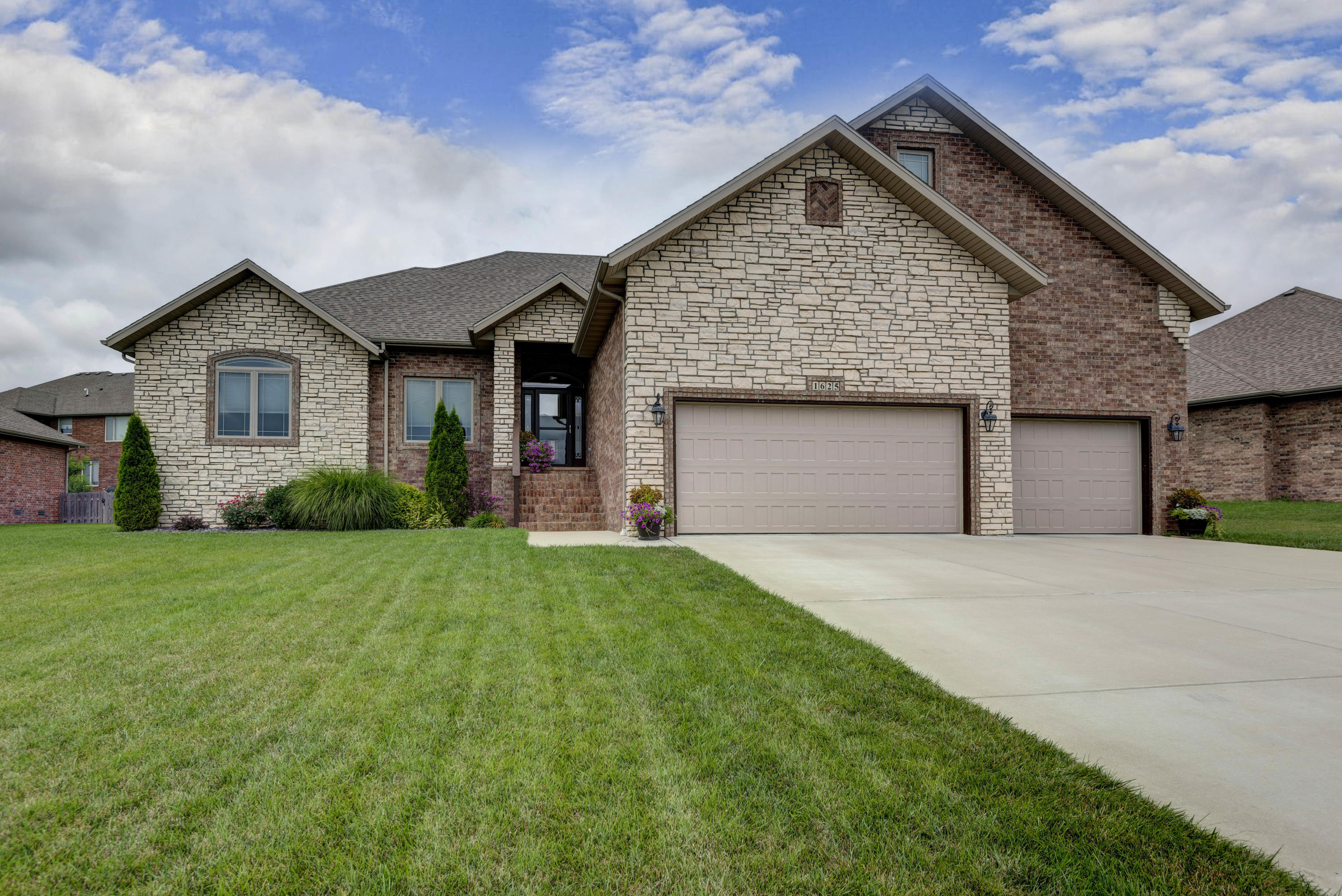 1625 North Waterstone Avenue Property Photo 1