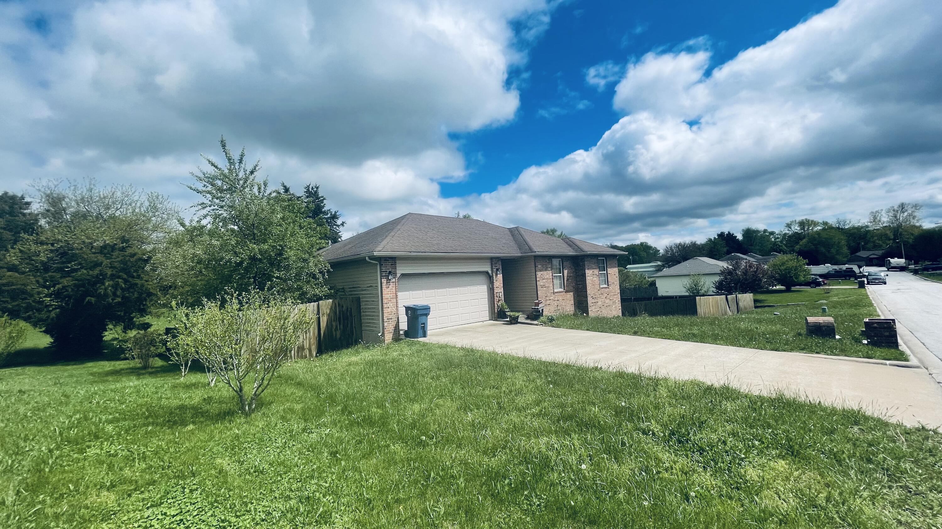 320 Aven Avenue Property Photo 1