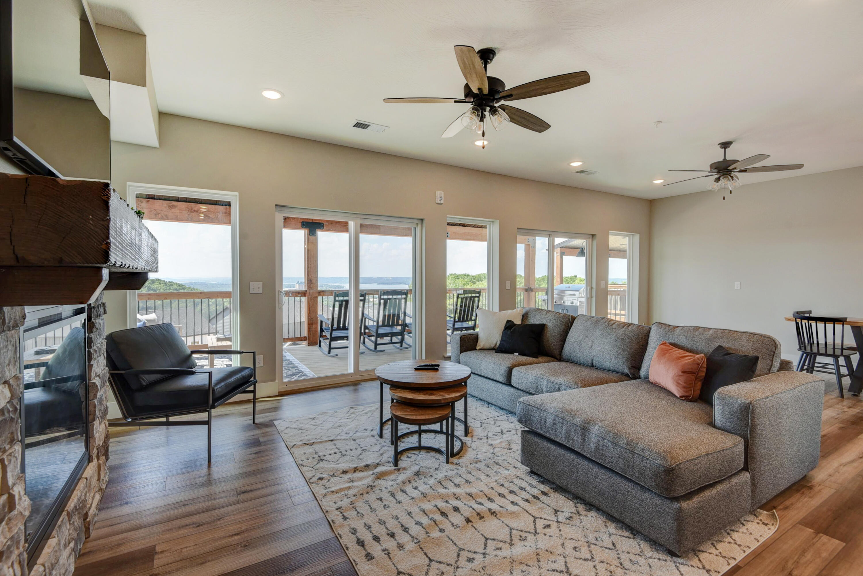 212 Chateau Mountain Hilltop Way Property Photo 13