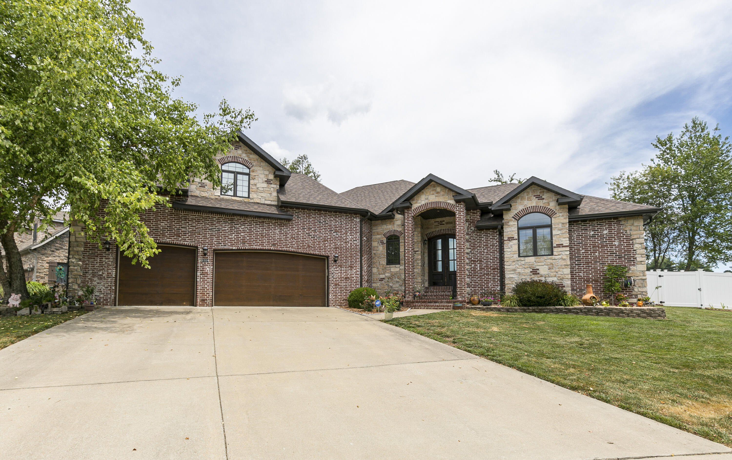 2304 Lakeside Court Property Photo 1
