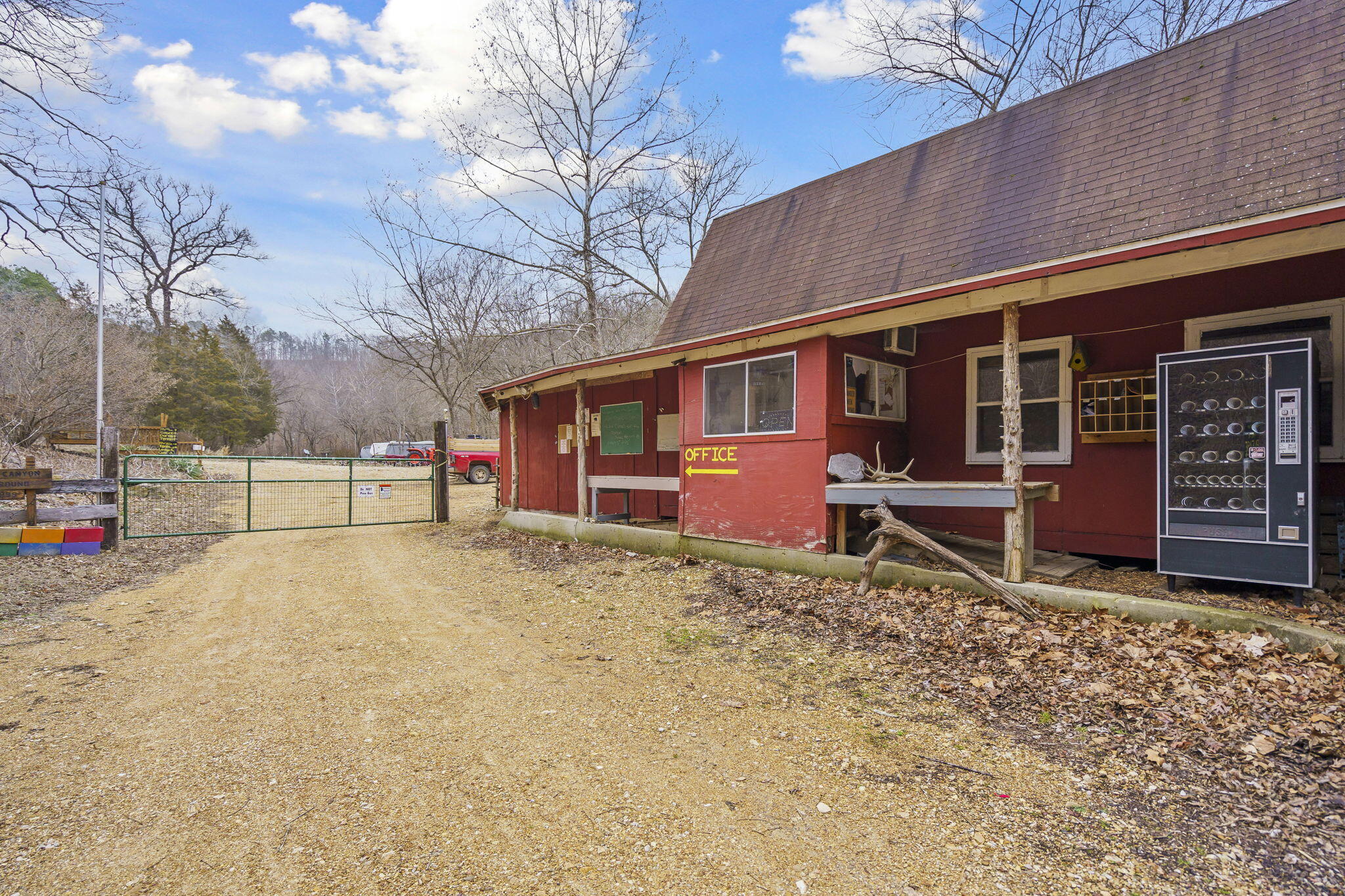 7064 County Road 14-223 East Property Photo 4