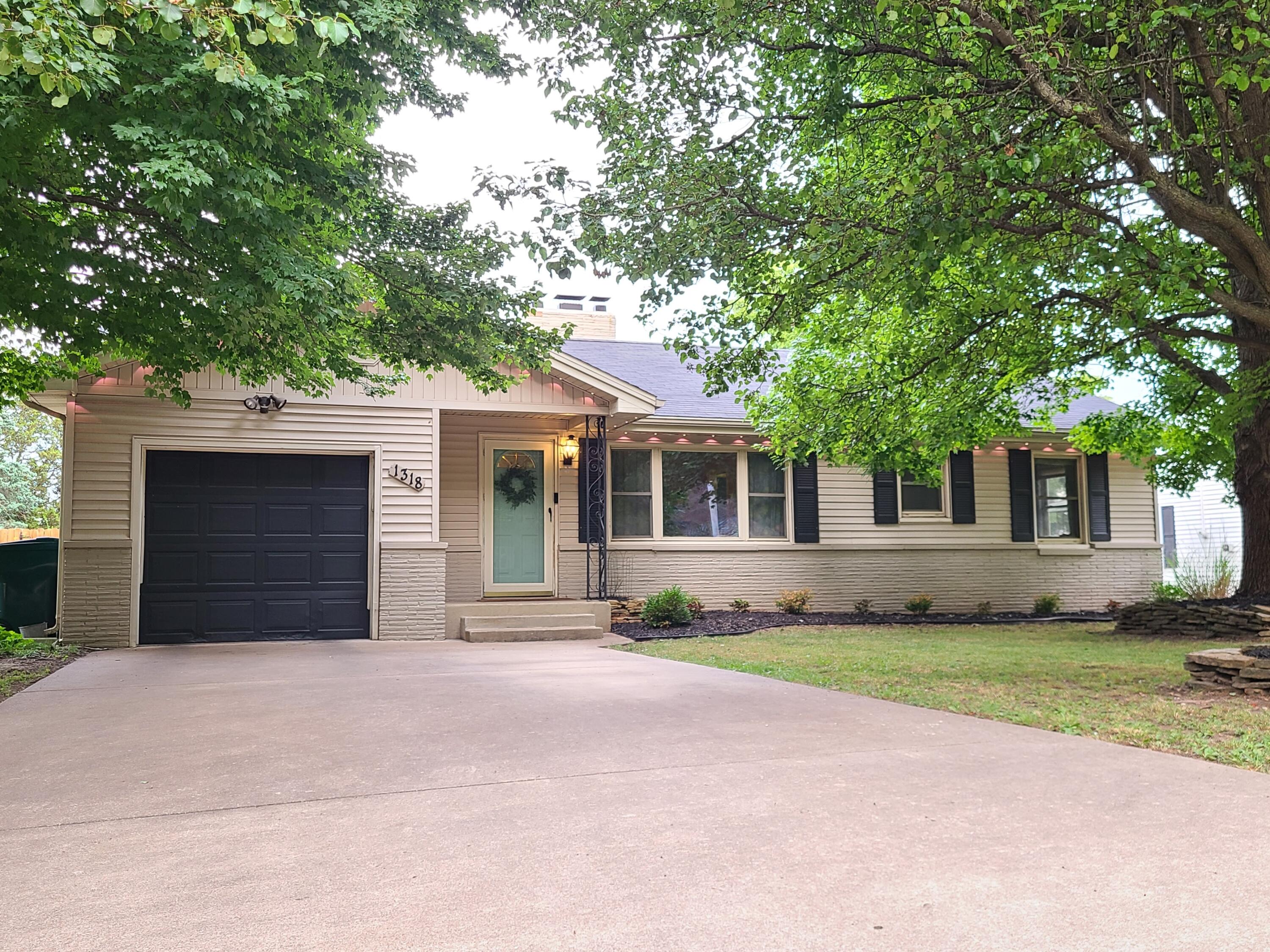 1318 South Kentwood Avenue Property Photo 1
