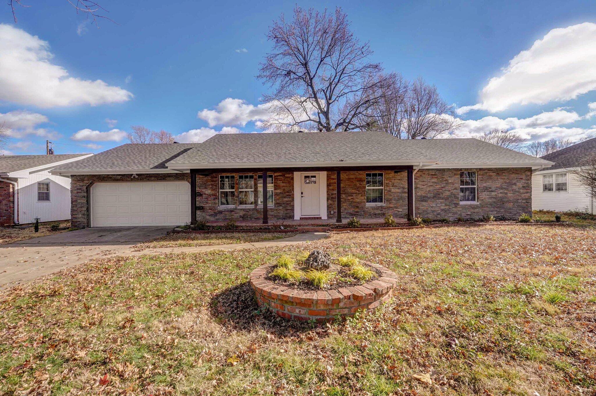 1960 East Meadow Drive Property Photo