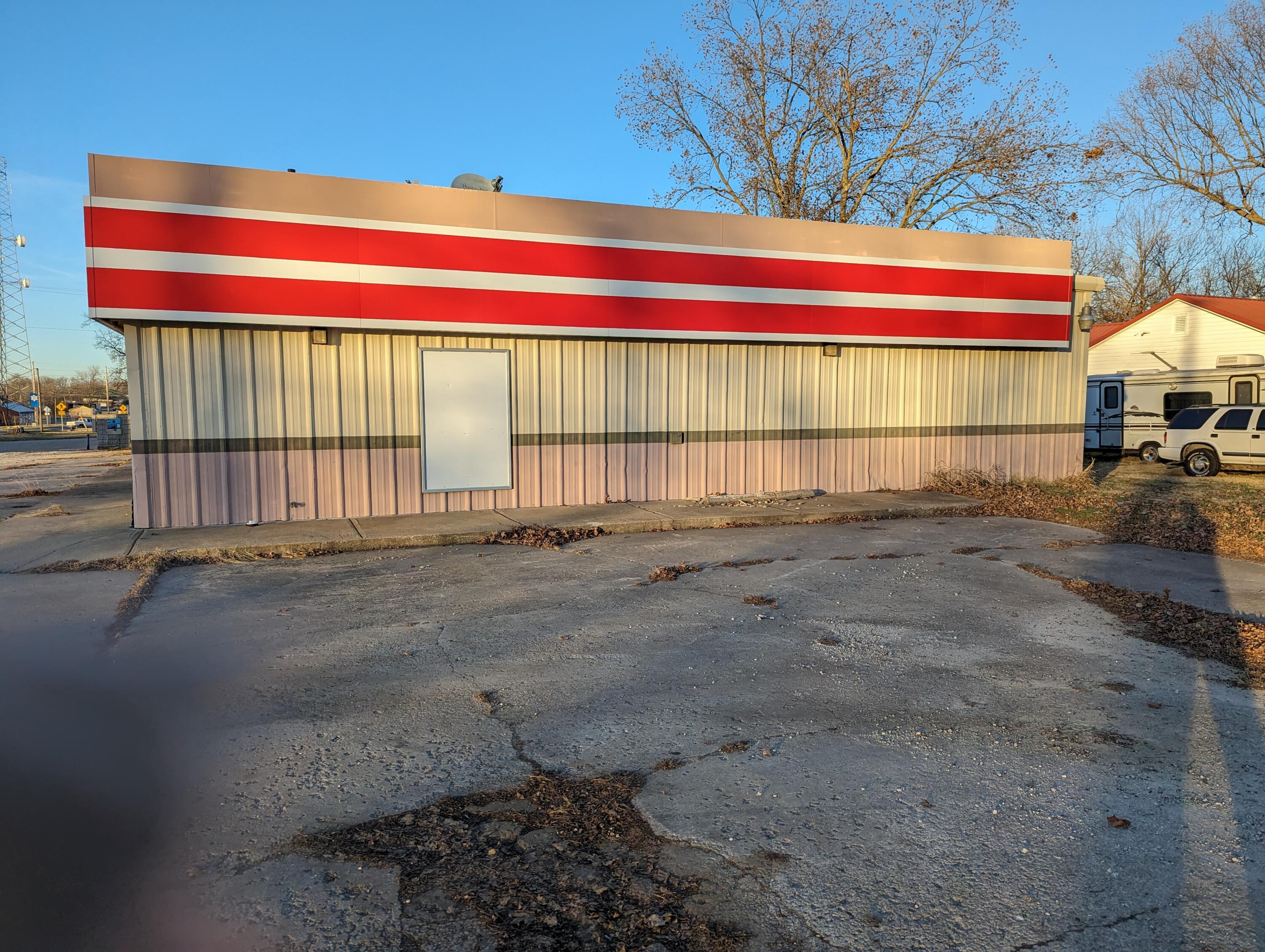 150 North Grand Avenue Avenue Property Photo 4