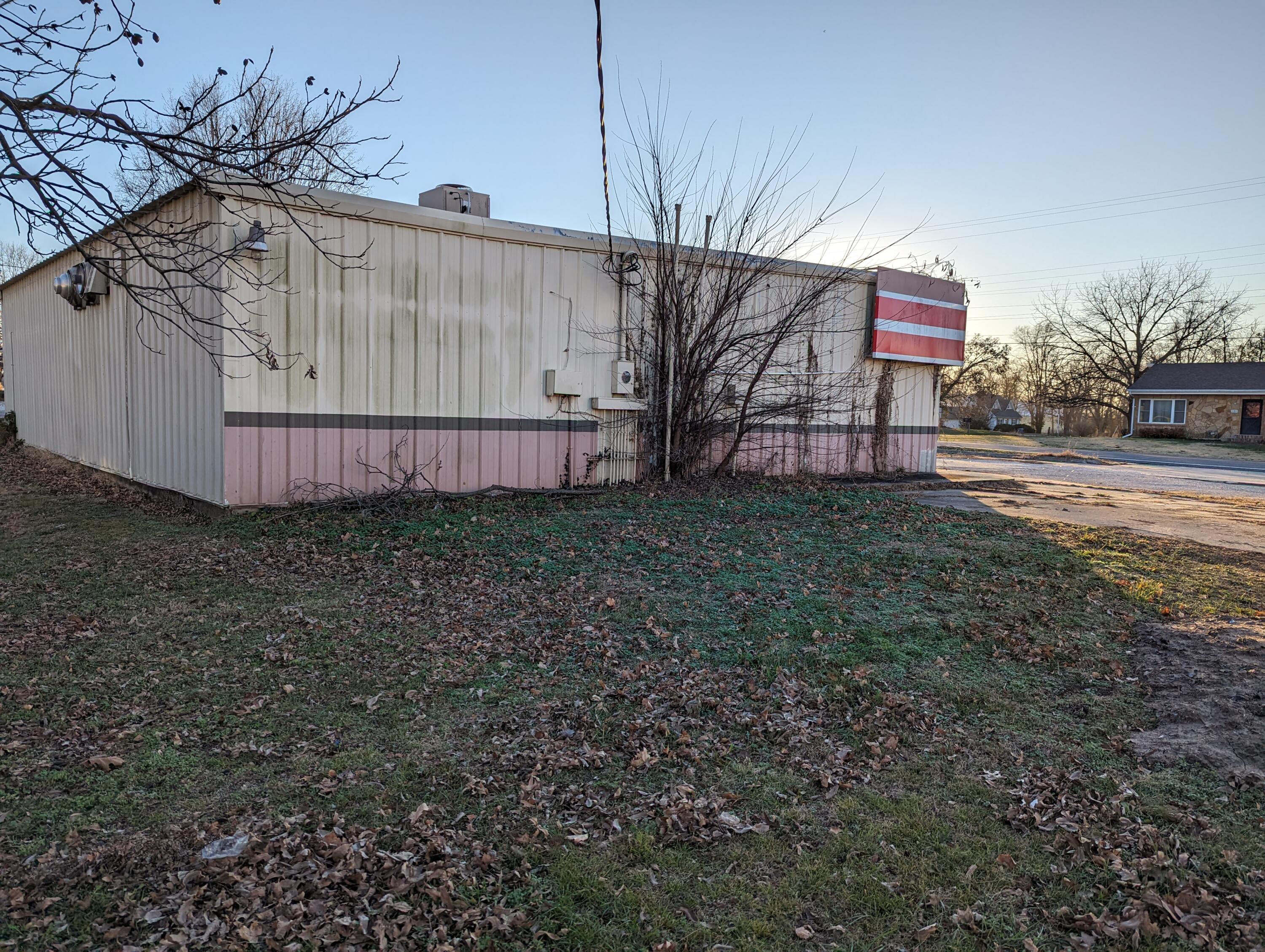 150 North Grand Avenue Avenue Property Photo 6