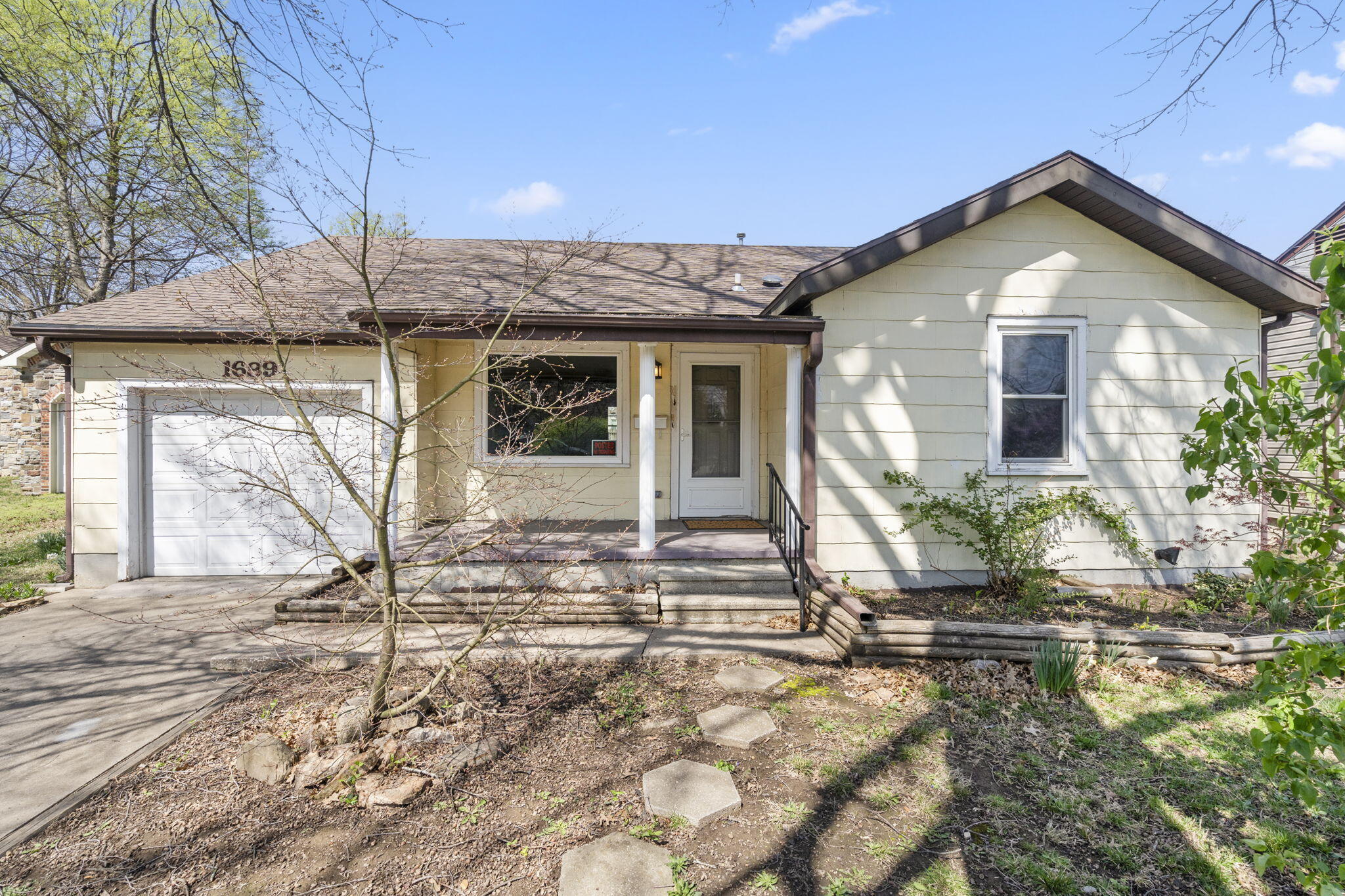 1689 East Grand Street Property Photo 1