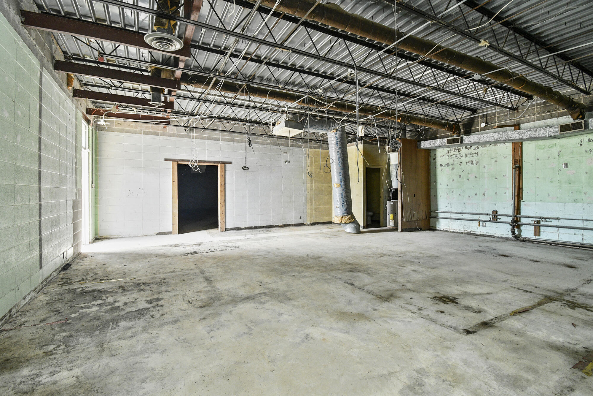 1075 East Commercial Street Property Photo 2