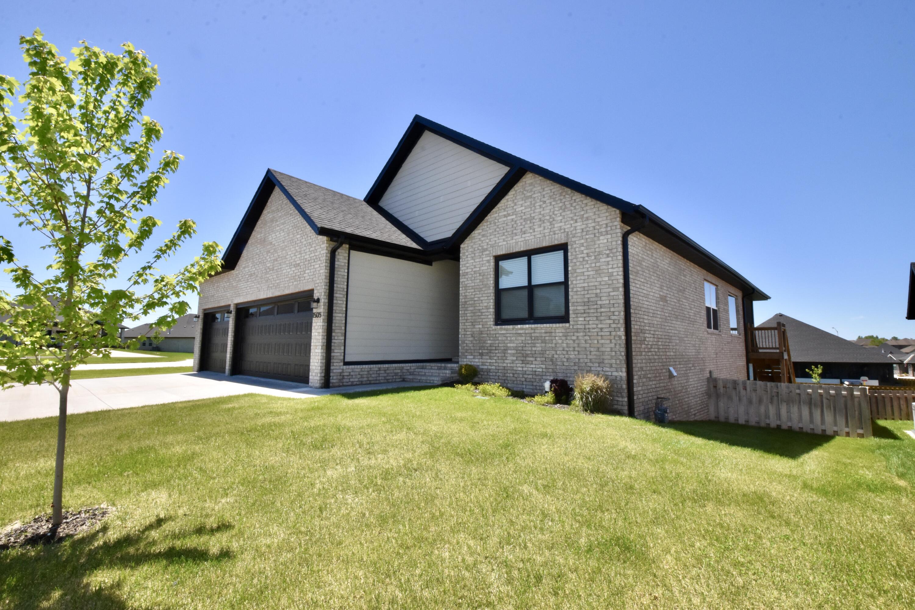 1505 North Thornhill Drive Property Photo 2
