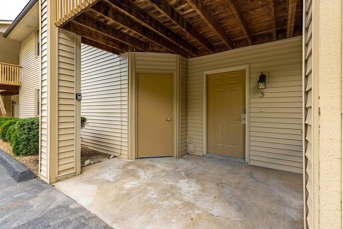 320 Turnberry Drive Property Photo 2