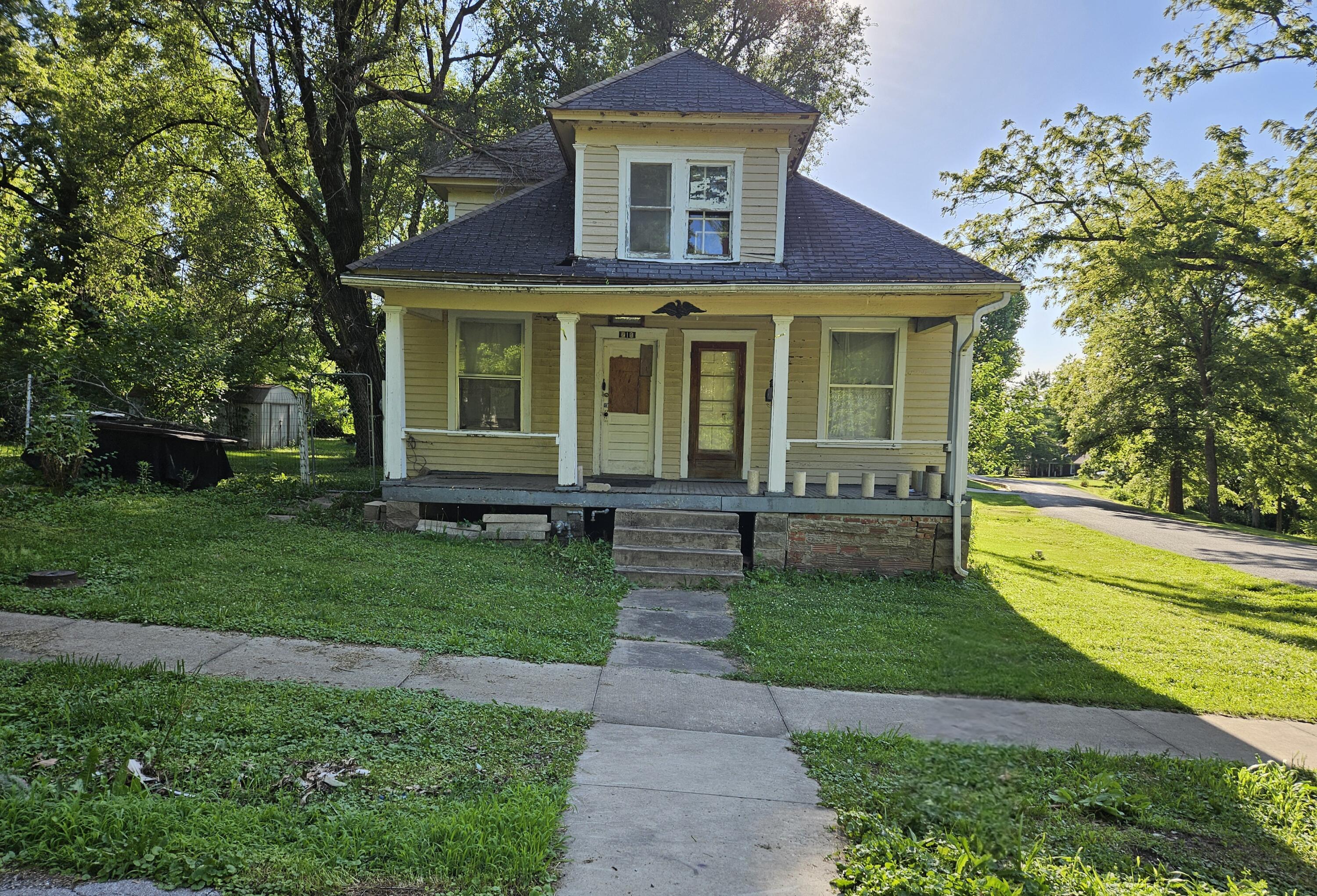 213 North Locust Street Property Photo