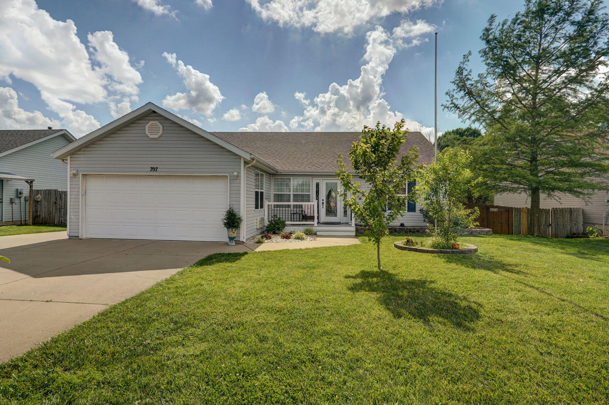 707 South Carriage Crossing Property Photo 1