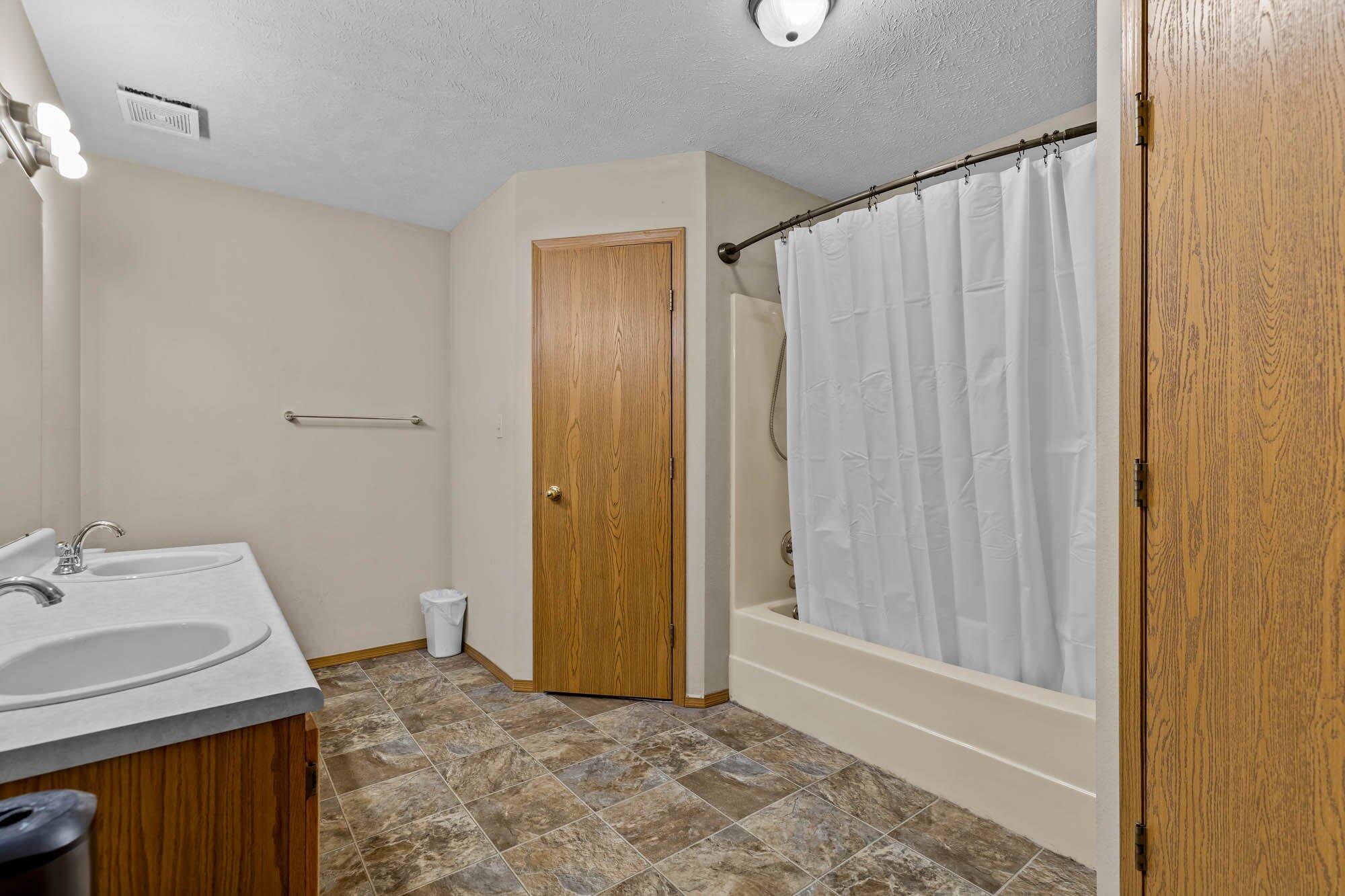 919 South Central Avenue Property Photo 11