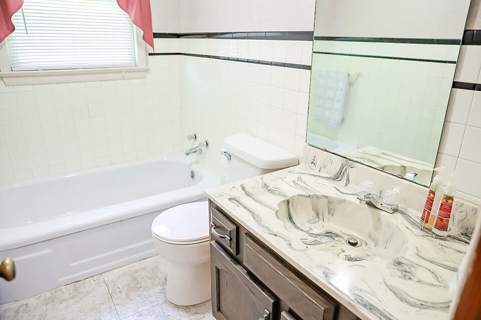 2147 North Oakland Avenue Property Photo 12