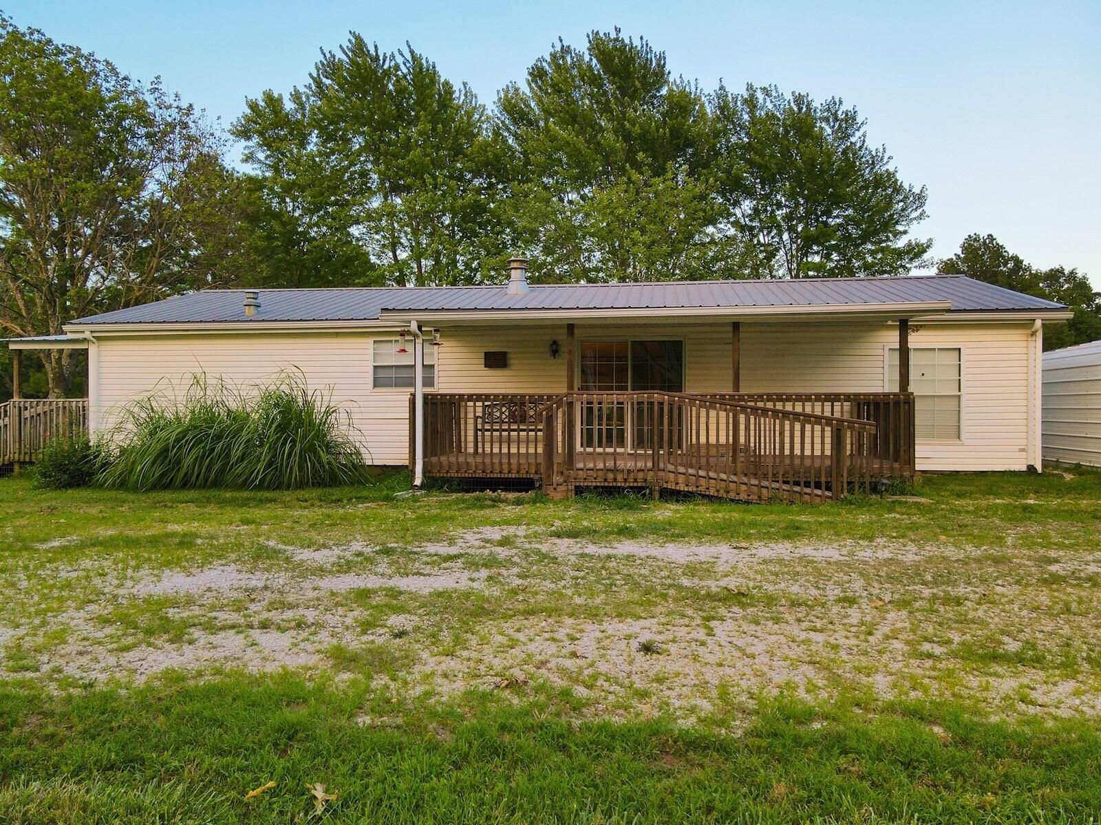 1025 East 2100 Road Property Photo 2