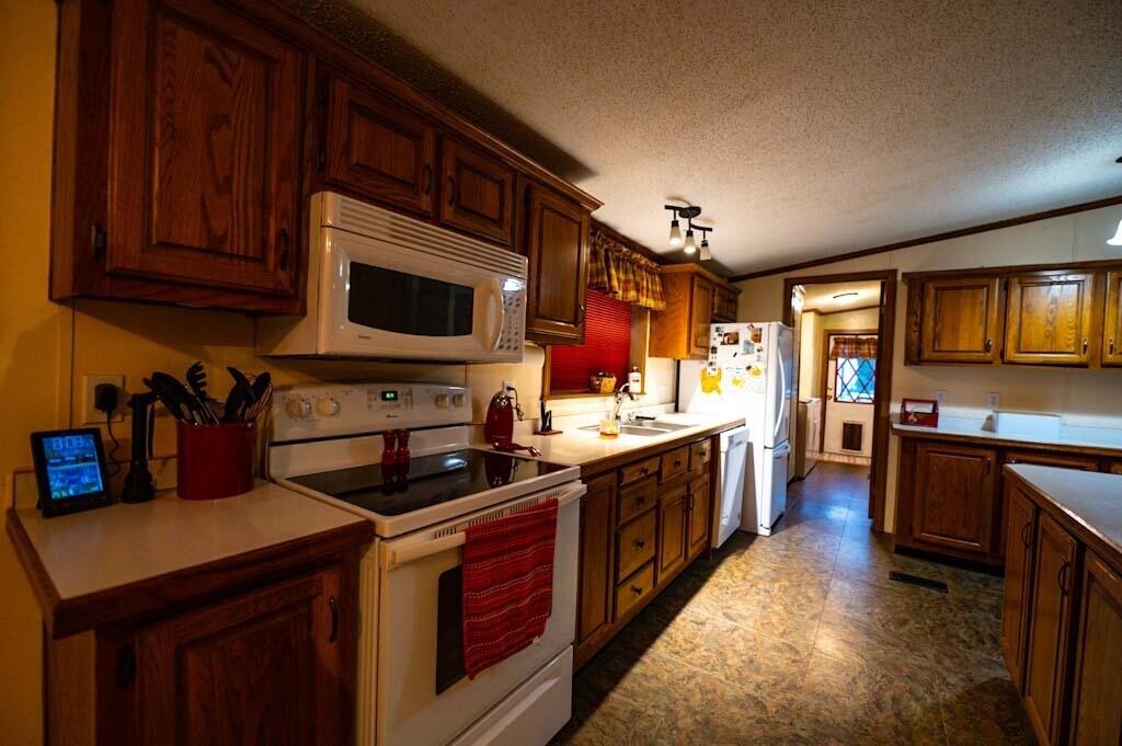 1025 East 2100 Road Property Photo 5