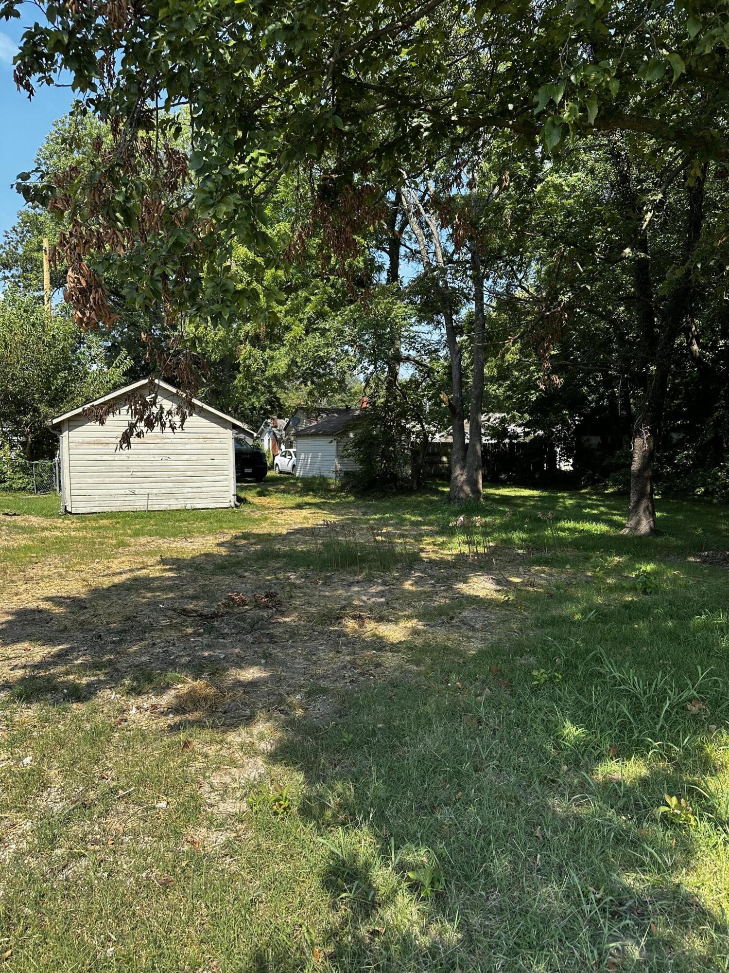 901 North Kansas Expressway Property Photo