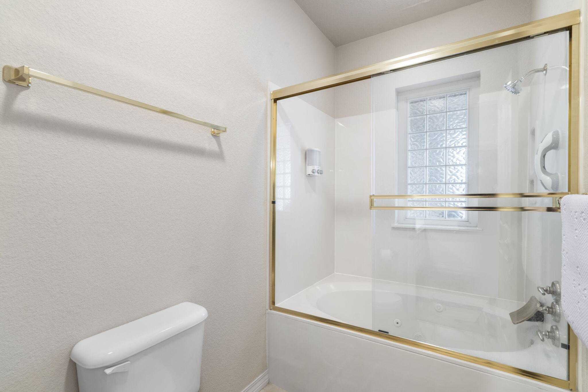 680 Emerald Pointe Drive Property Photo 17