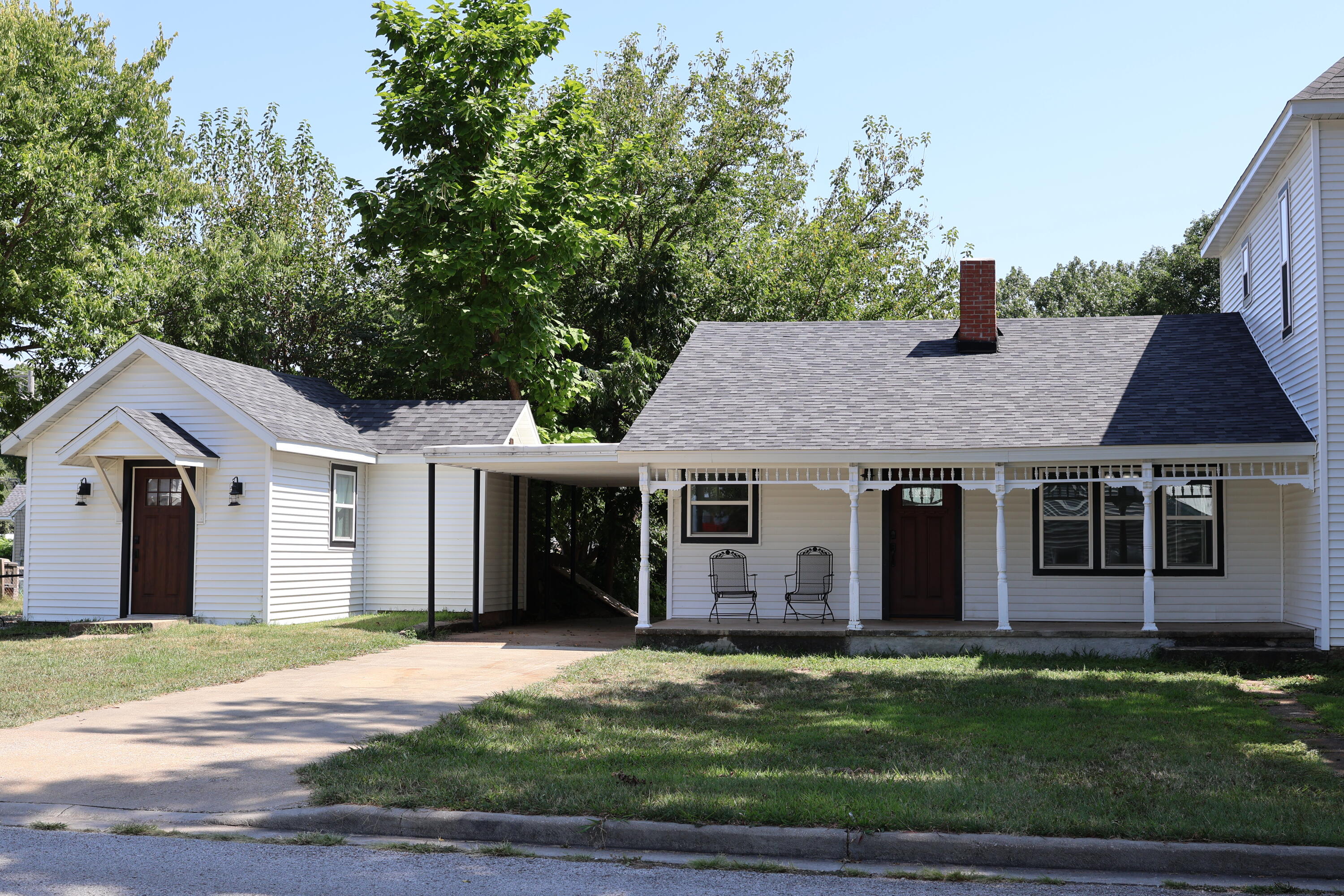 327 East Chestnut Street Property Photo 4