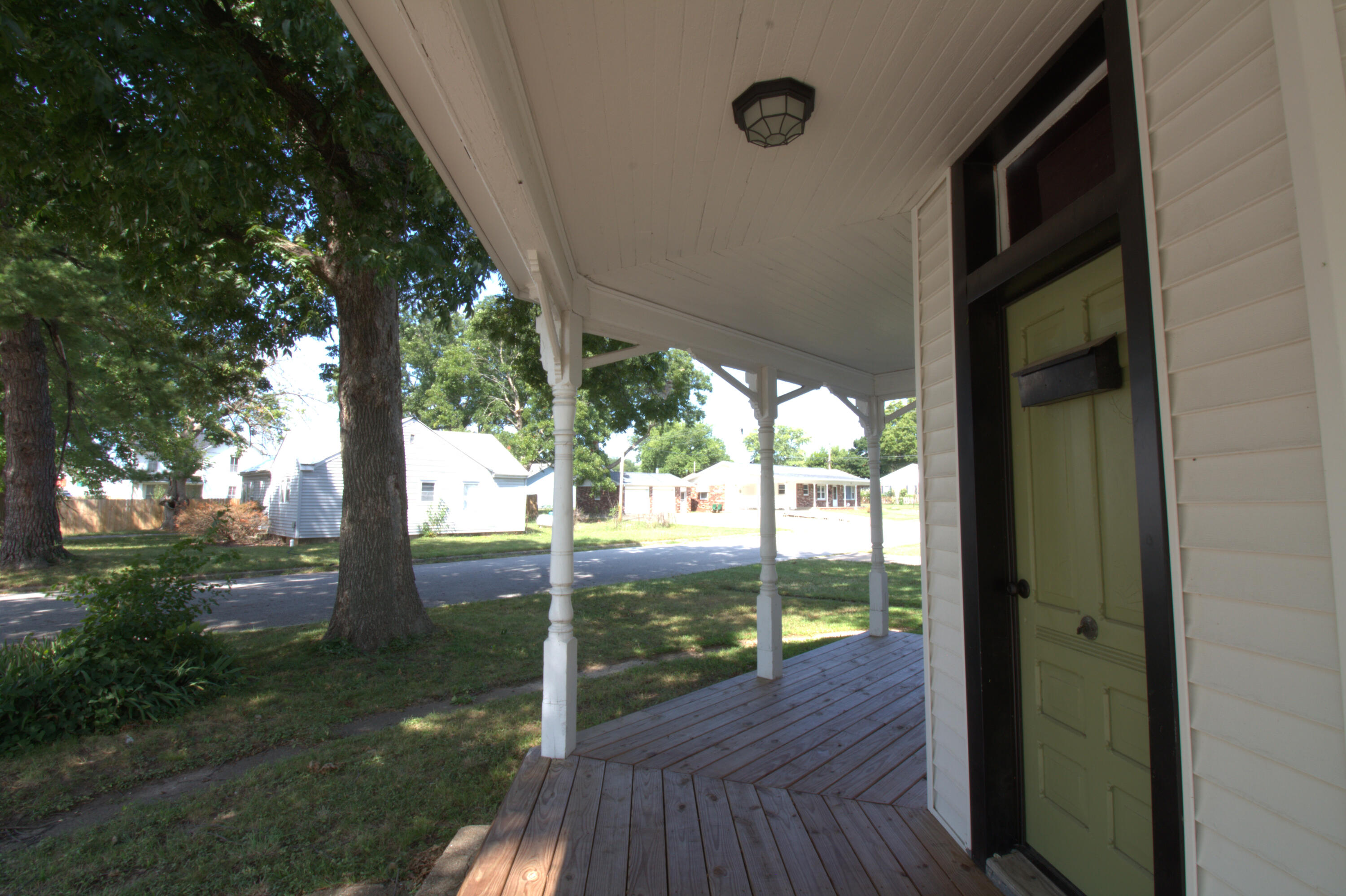 327 East Chestnut Street Property Photo 8
