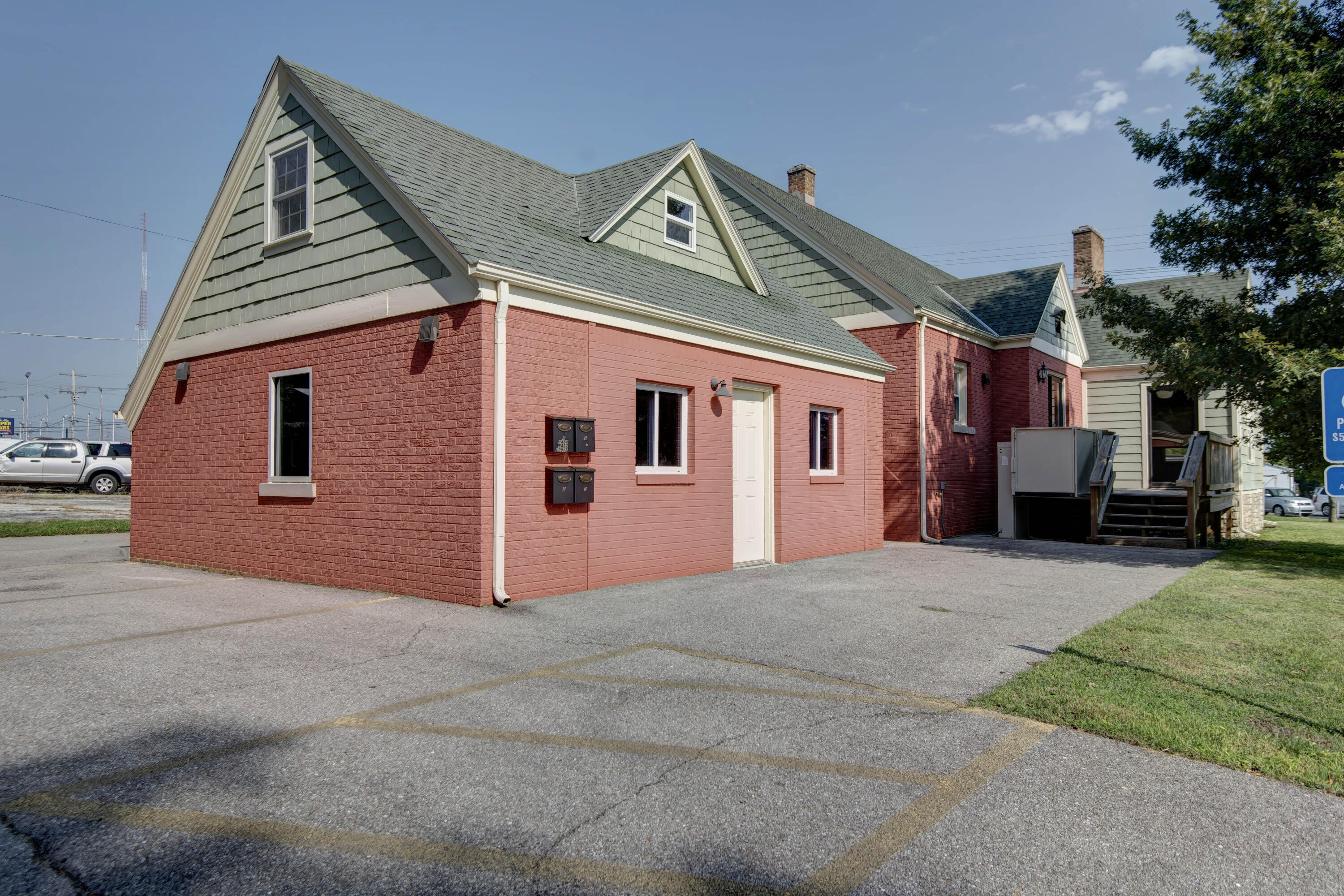 1484 East St. Louis Street Property Photo 4