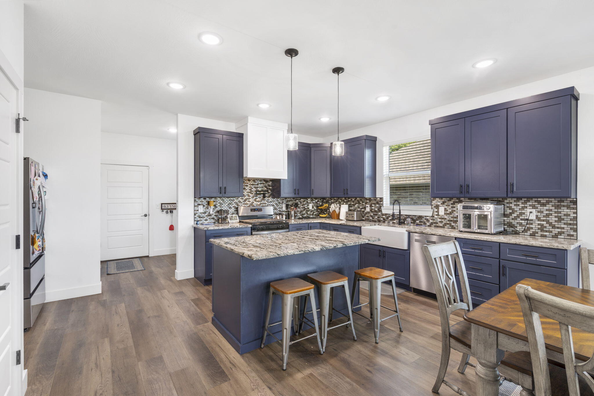 1145 South Henry Avenue Property Photo 8