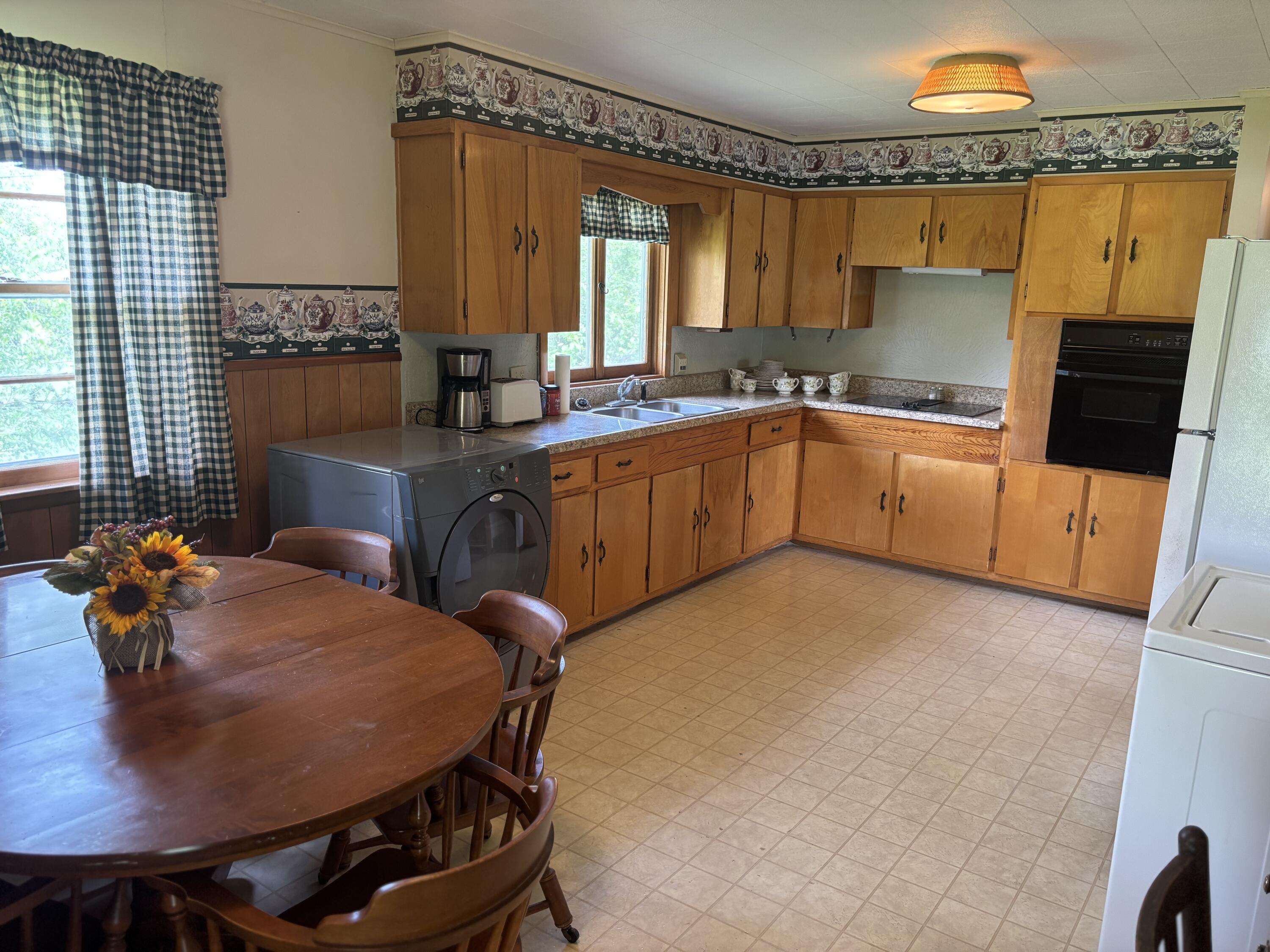 665 Cochran Avenue Property Photo 18