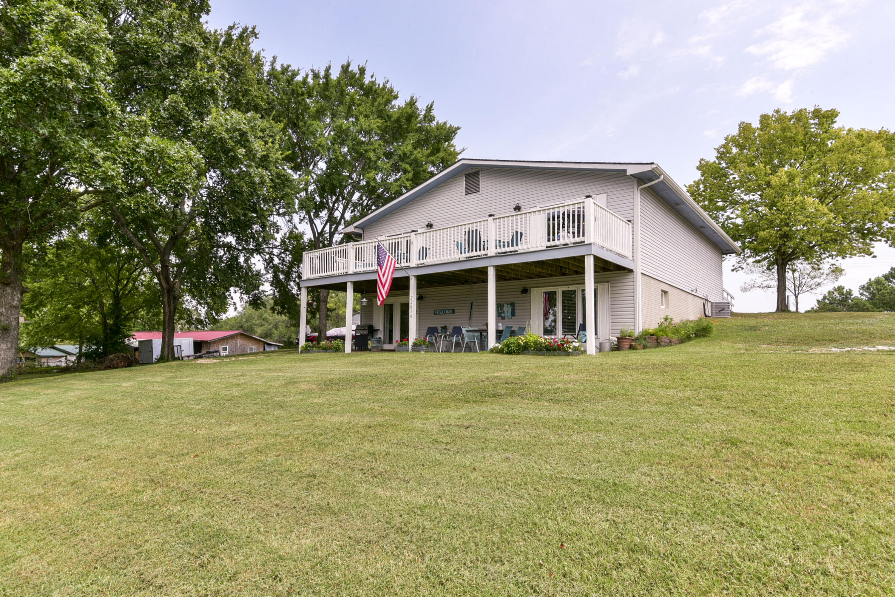 22016 Waters Edge Drive Property Photo 4
