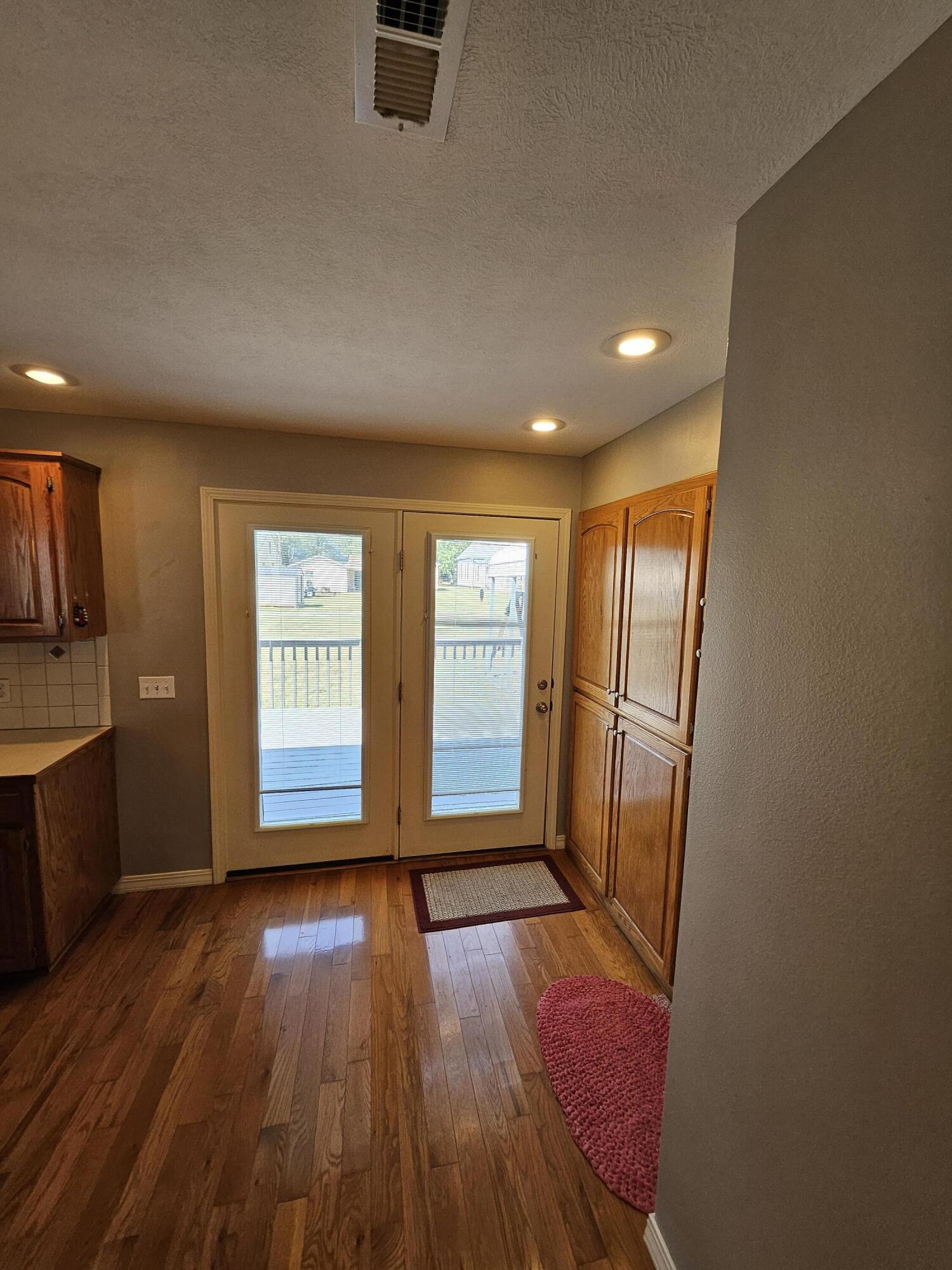 1002 East Bond Street Property Photo 10