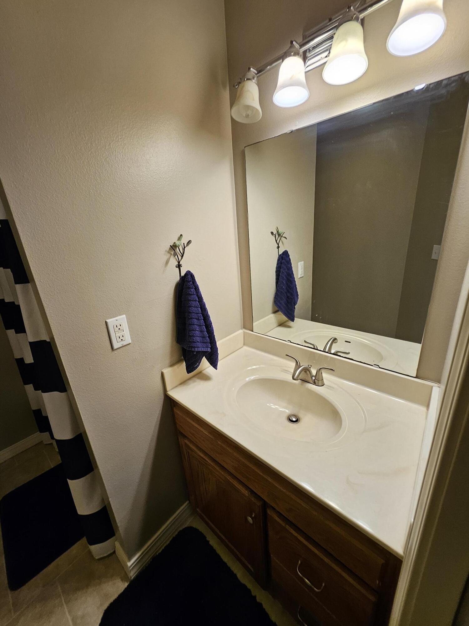 1002 East Bond Street Property Photo 28