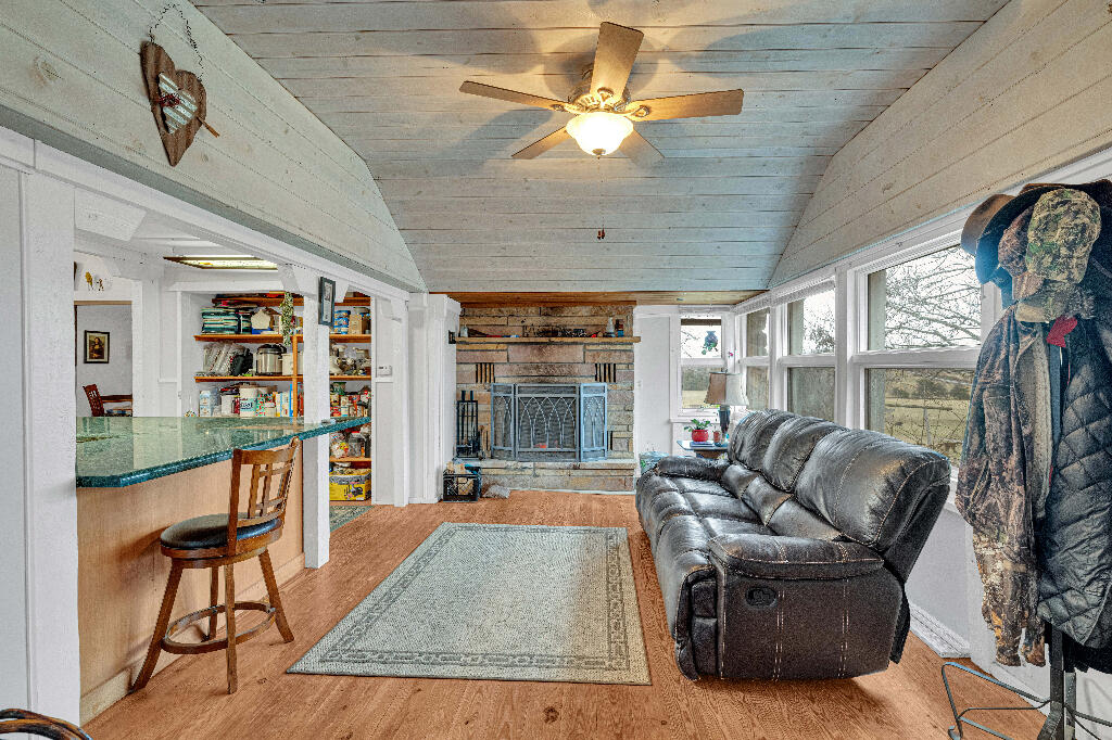 1207 County Road 1070 Property Photo 9