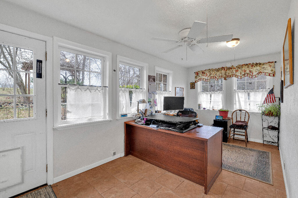 1207 County Road 1070 Property Photo 24