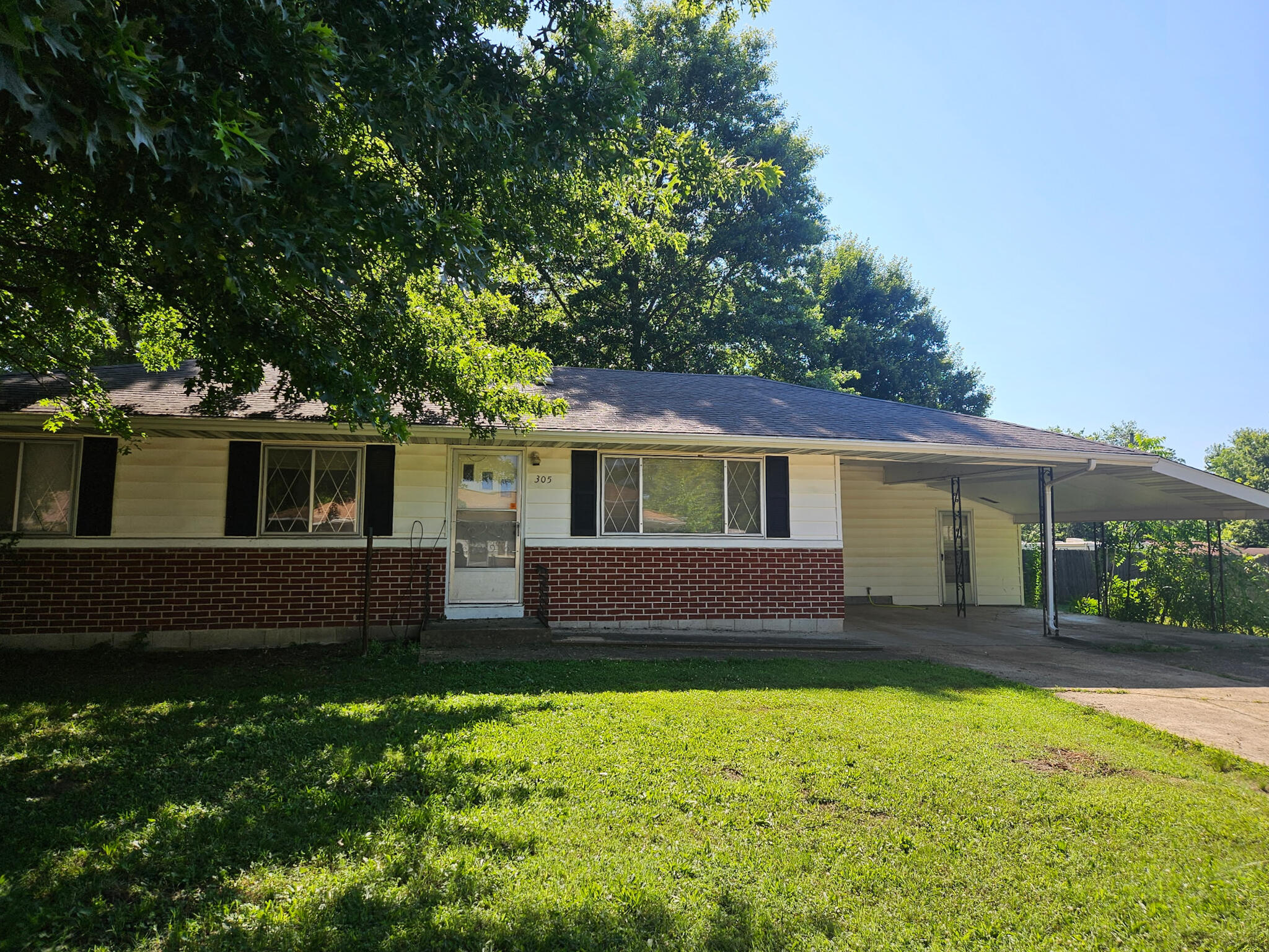 305 Maplewood Court Property Photo 3