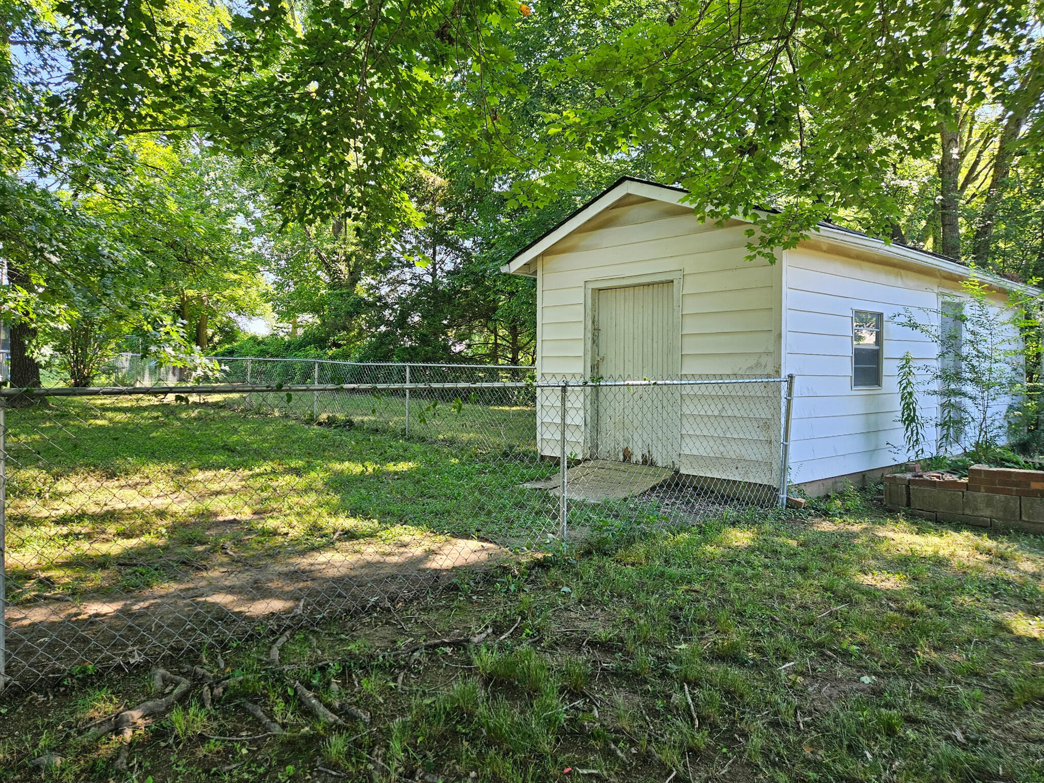 305 Maplewood Court Property Photo 4