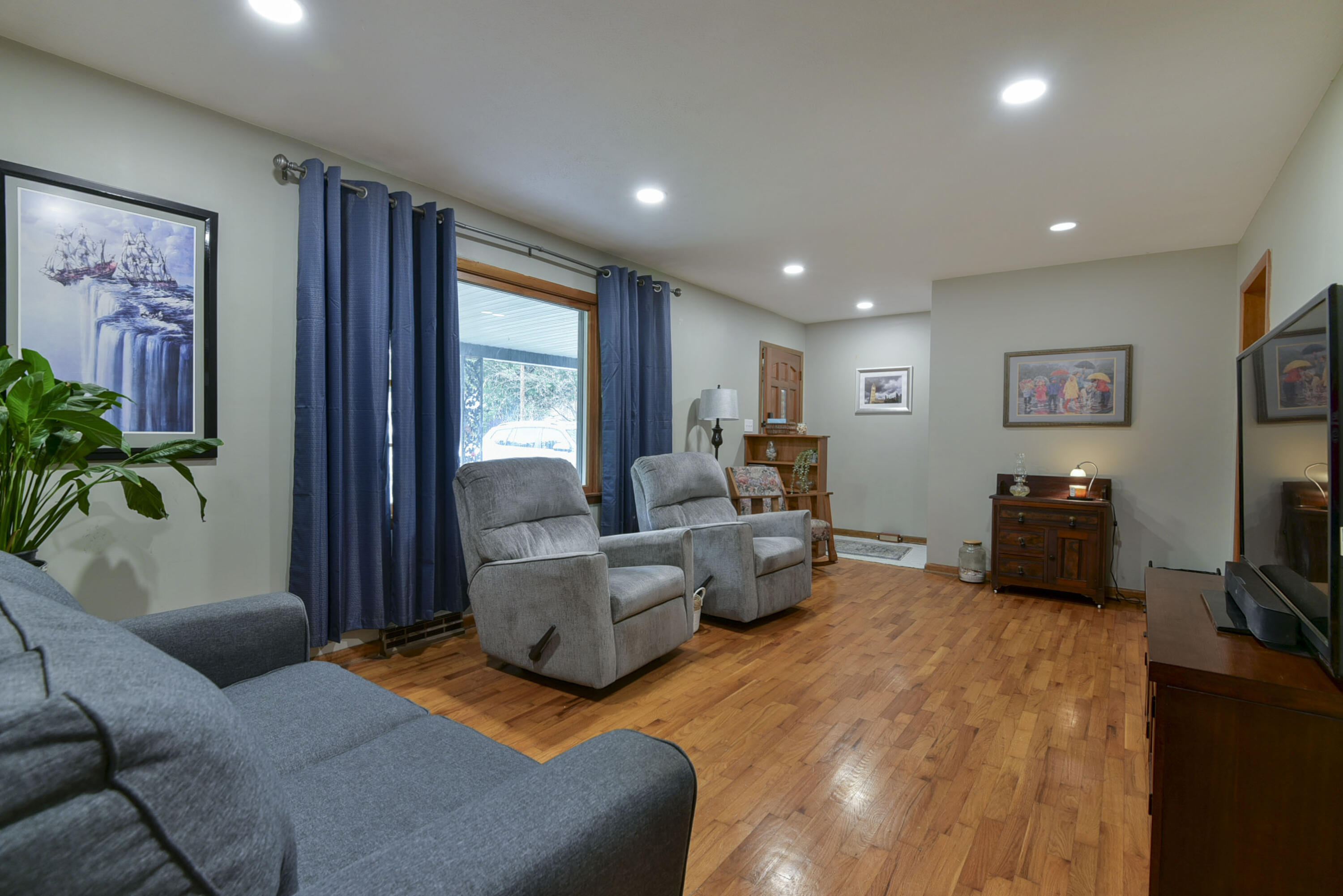 2640 East Grand Street Property Photo 4