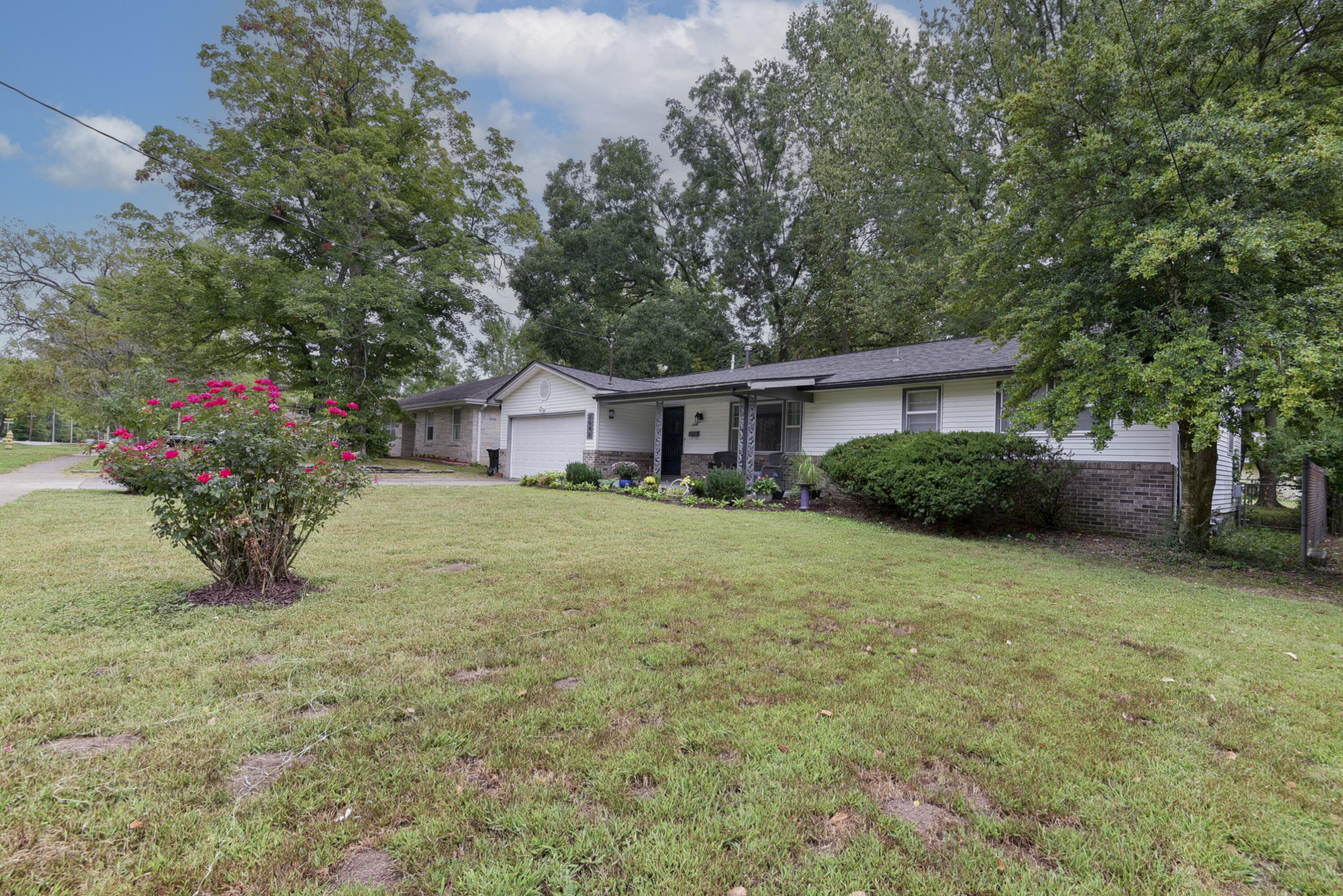 2640 East Grand Street Property Photo 29