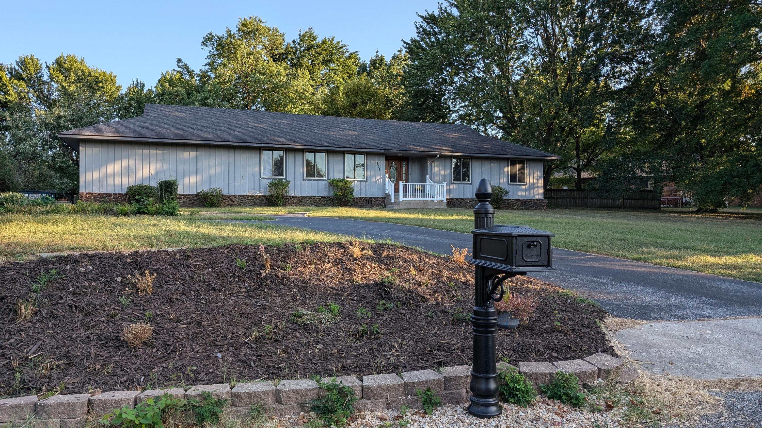627 Oak Grove Avenue Property Photo 4