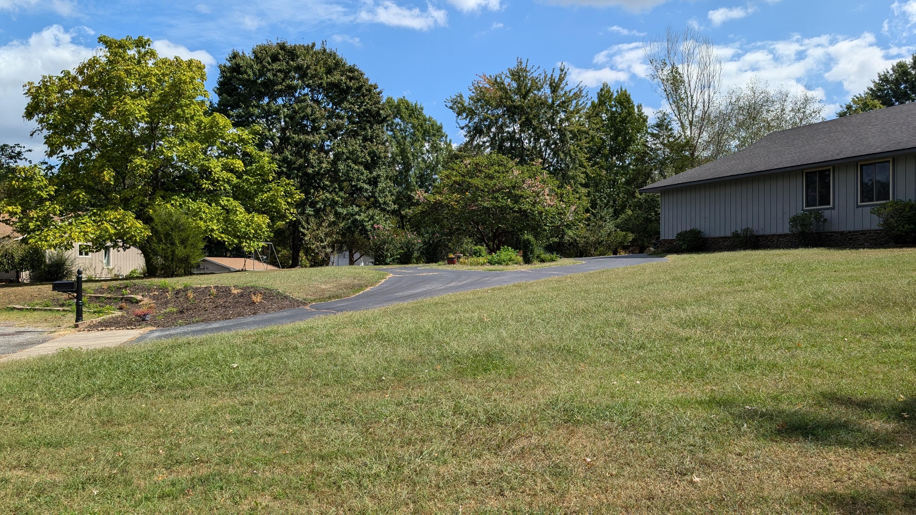 627 Oak Grove Avenue Property Photo 7