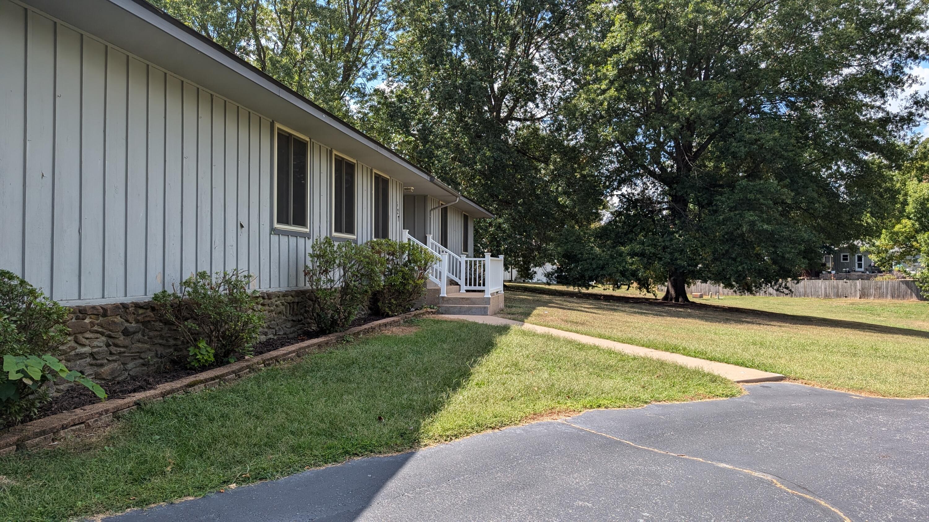627 Oak Grove Avenue Property Photo 10