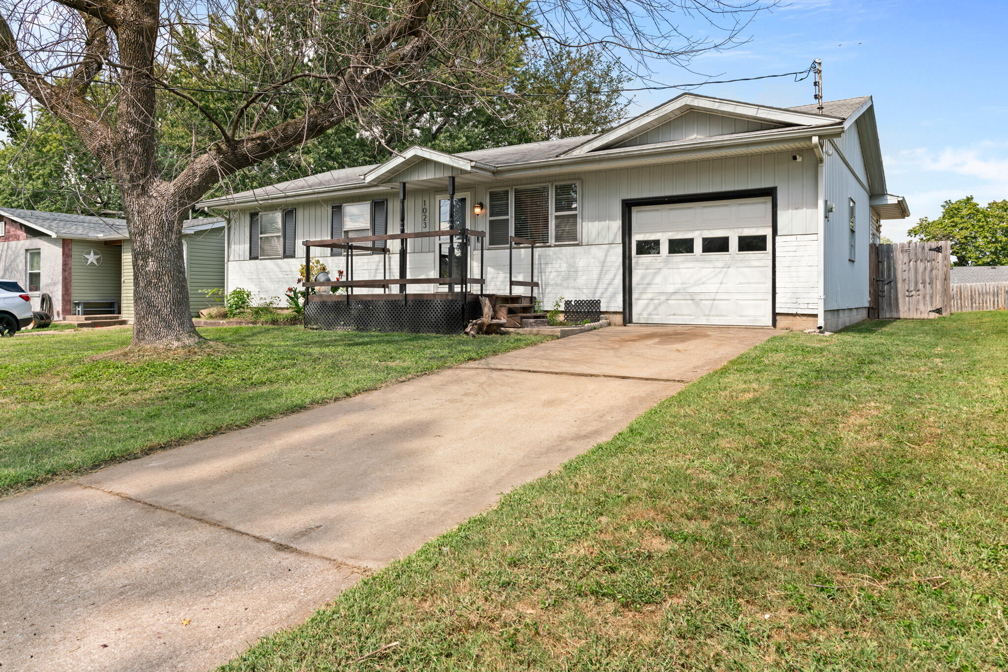 1023 East Mcclernon Street Property Photo 2