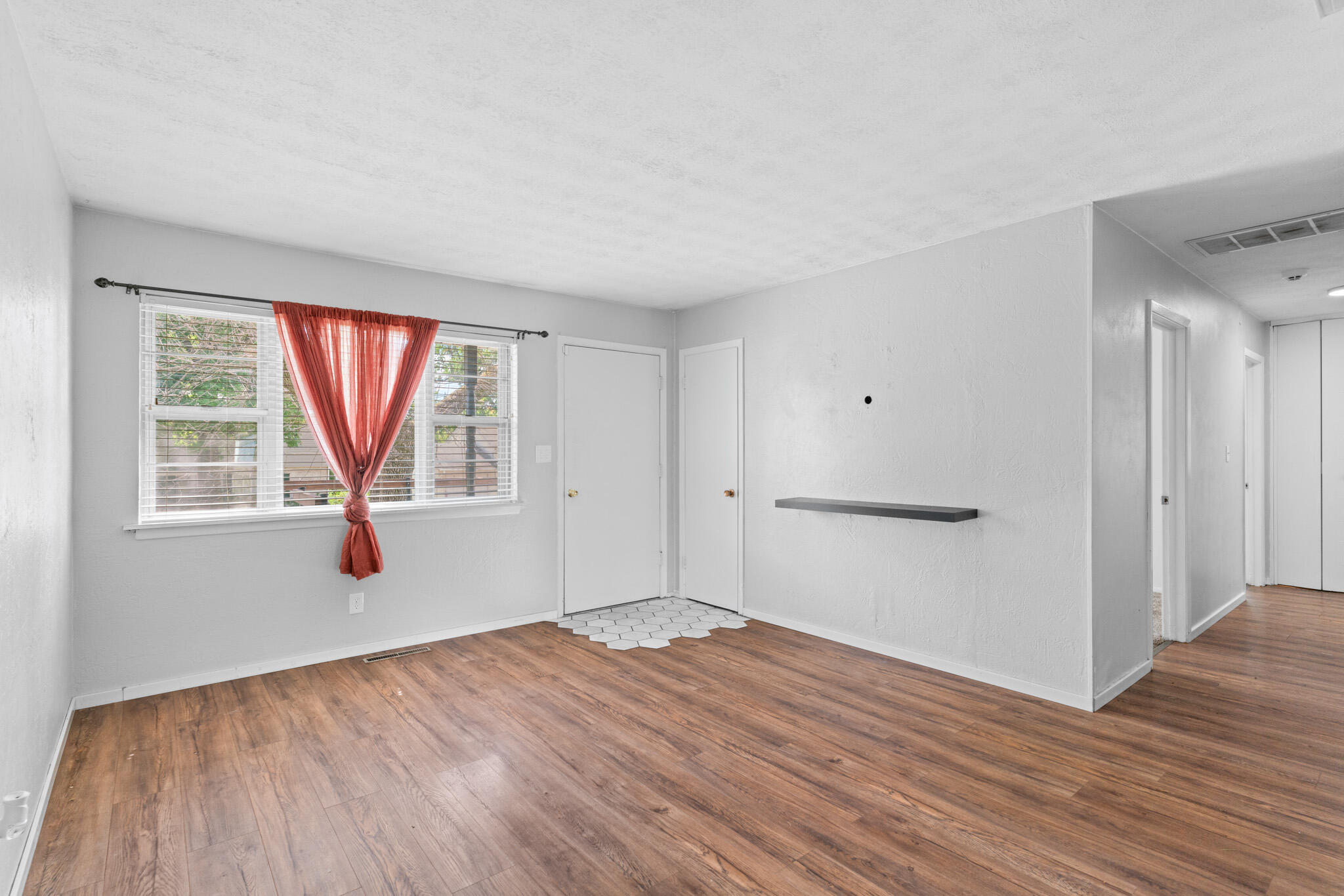 1023 East Mcclernon Street Property Photo 7