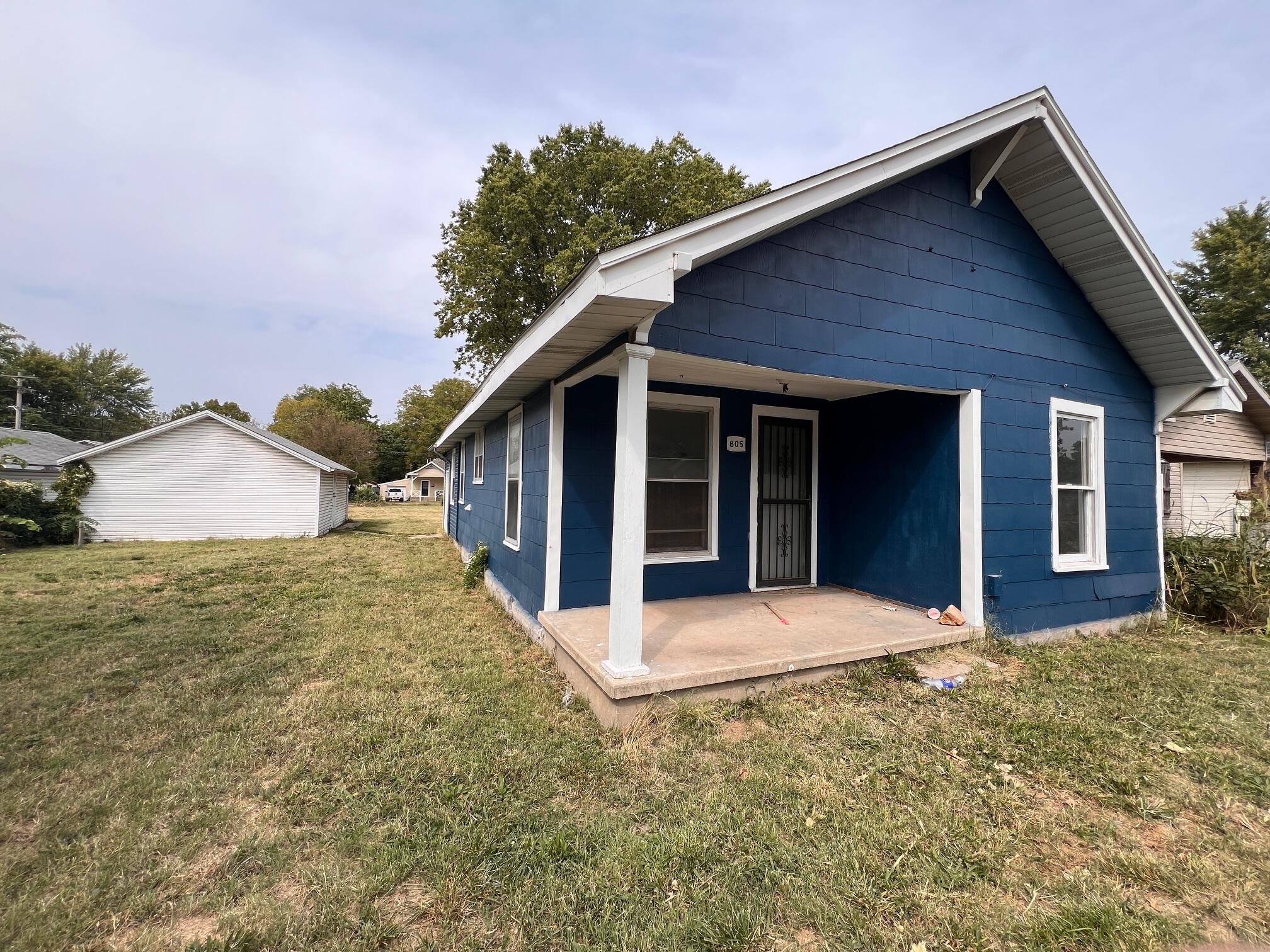 805 North Kansas Expressway Property Photo 1