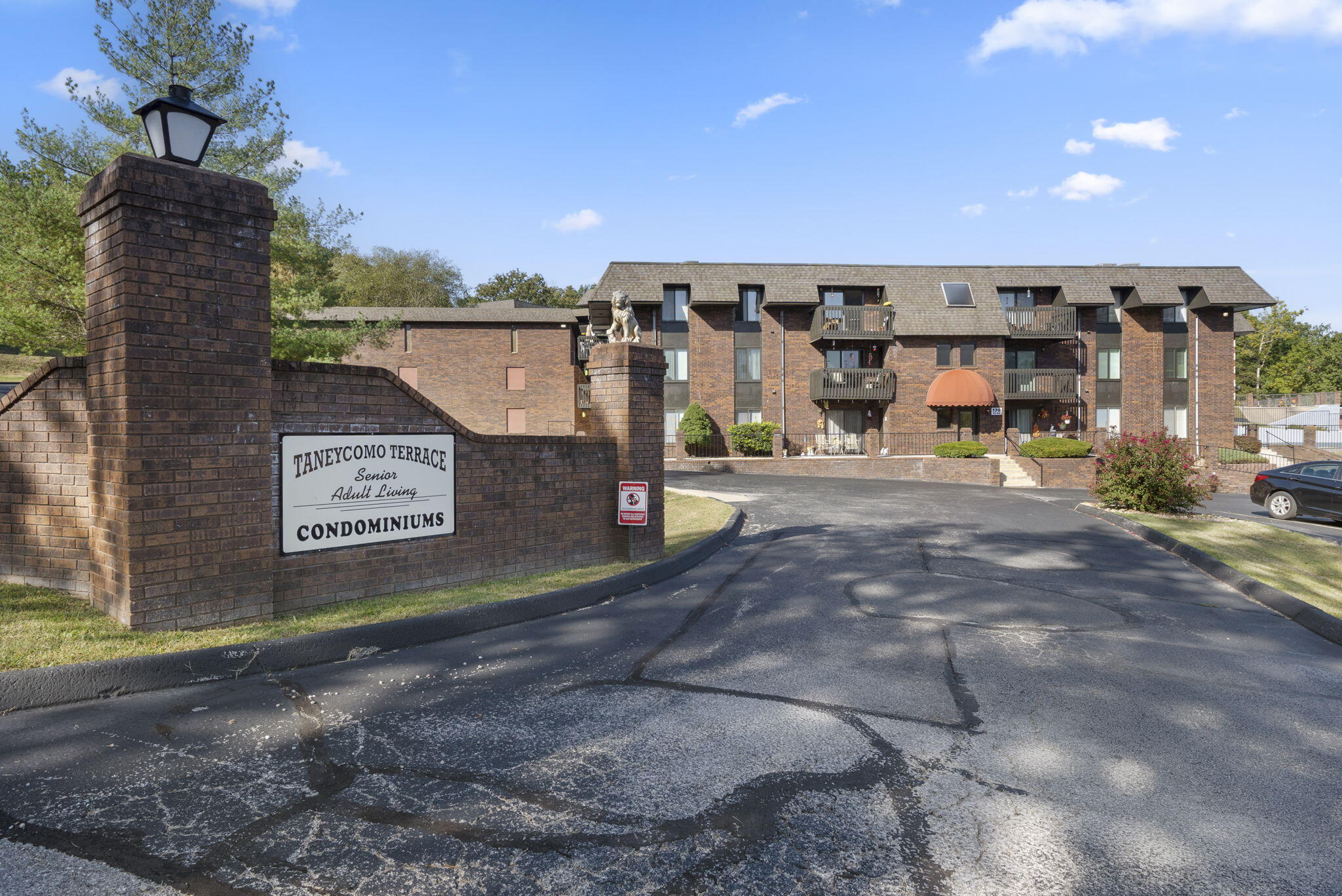 170 Wilshire Drive Property Photo 1
