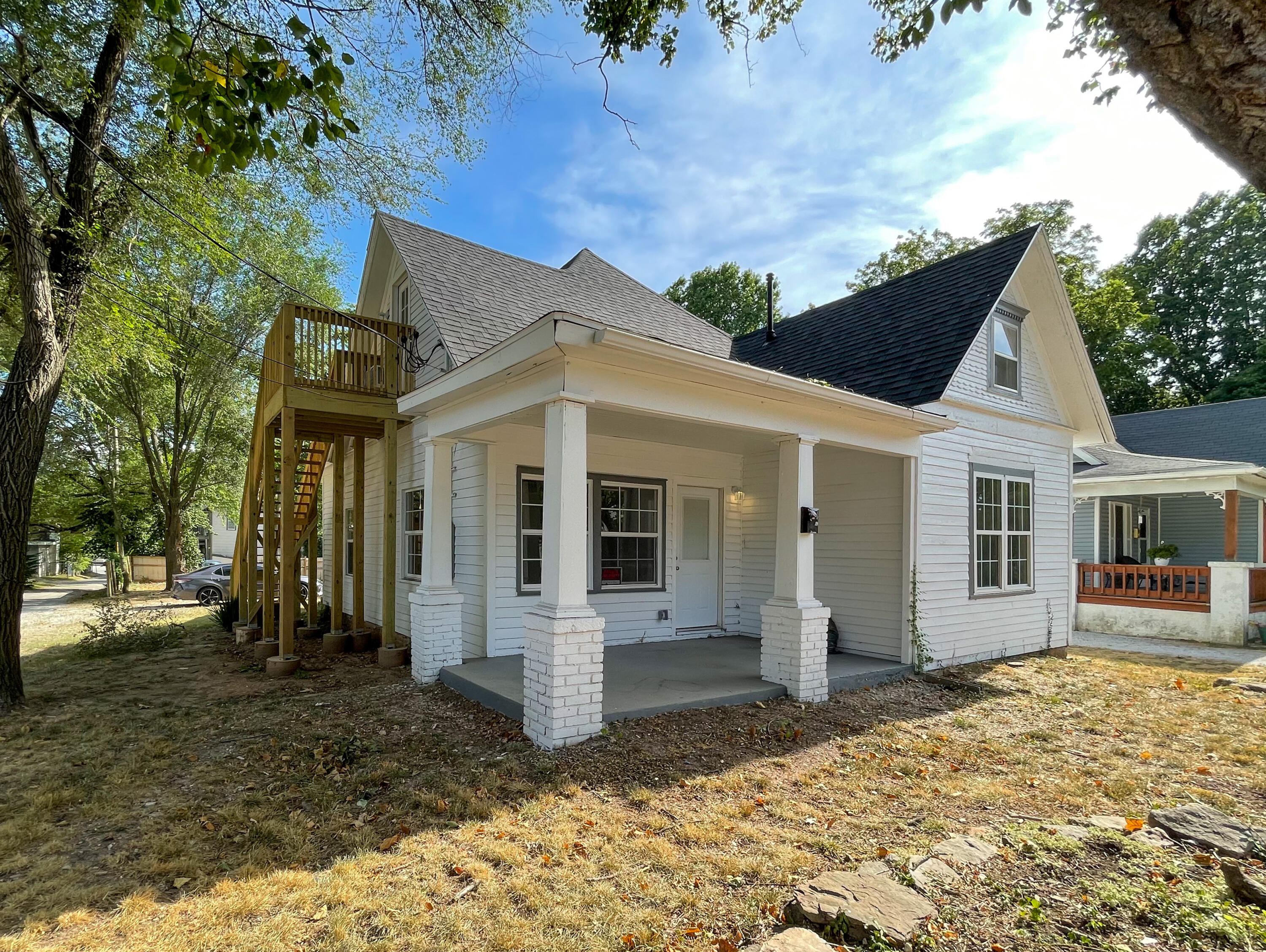 824&826 West Elm Street Property Photo 2
