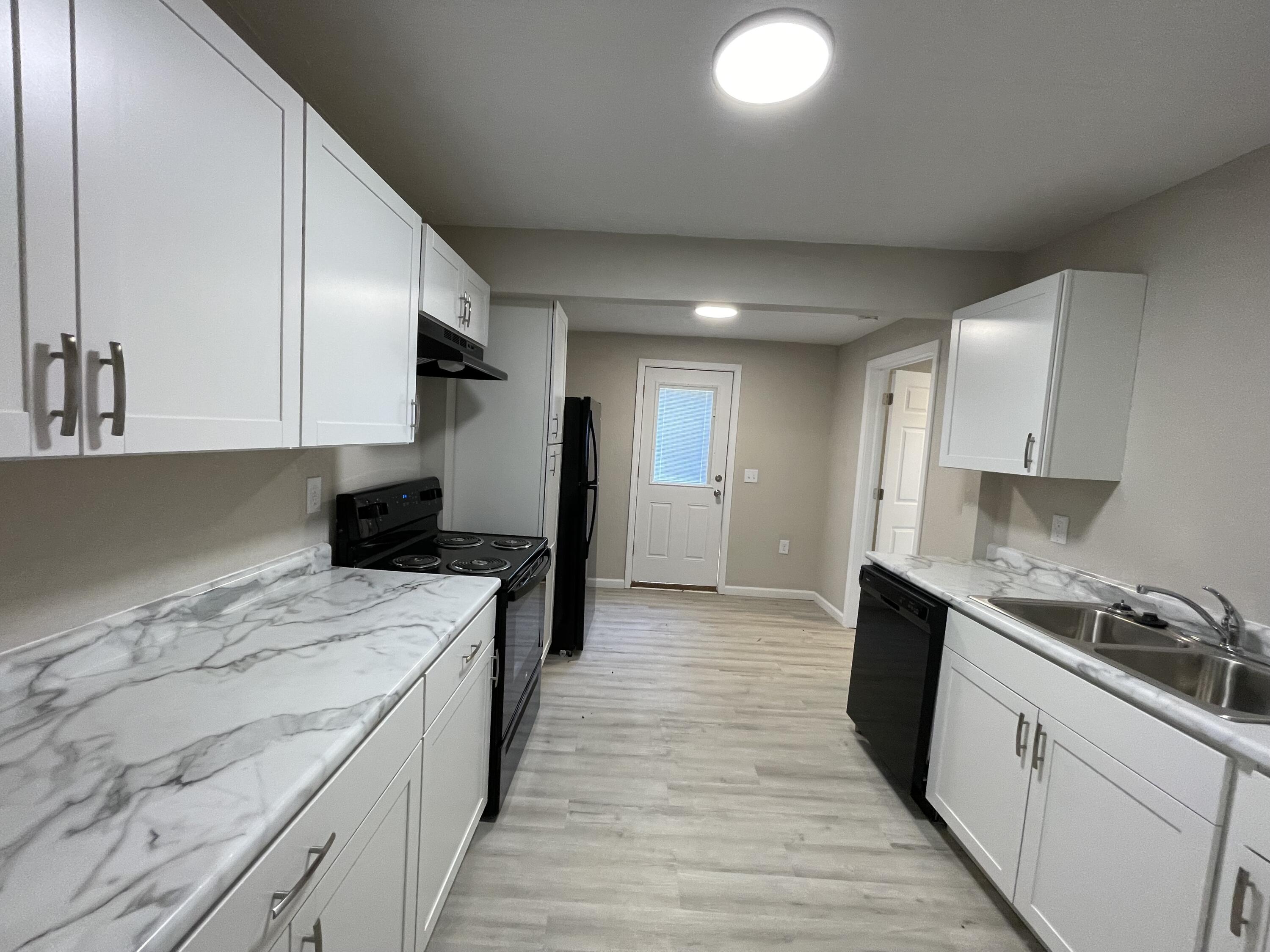 824&826 West Elm Street Property Photo 4
