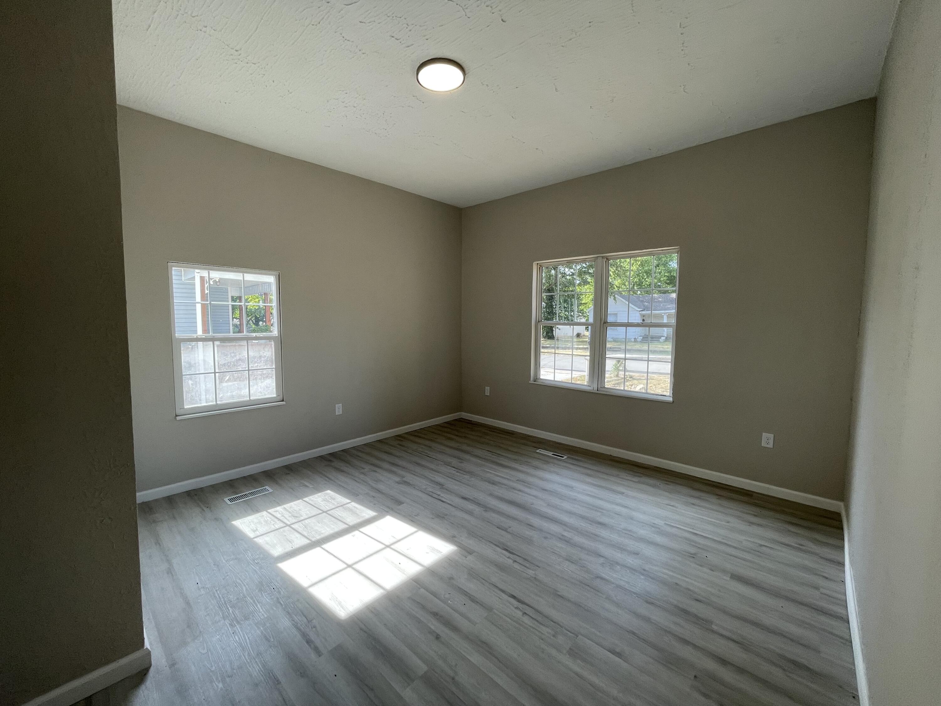 824&826 West Elm Street Property Photo 7