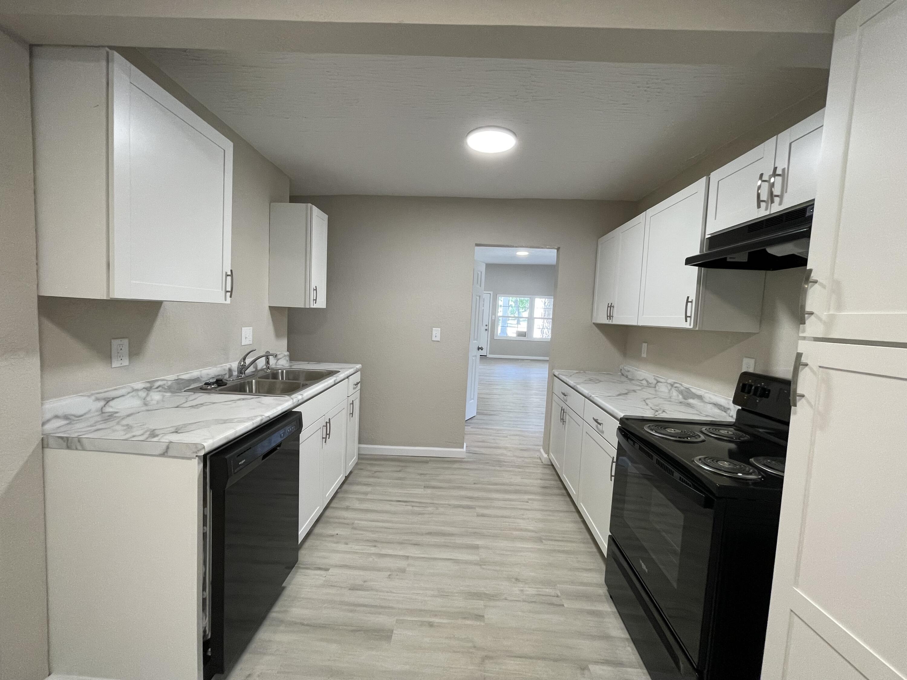 824&826 West Elm Street Property Photo 5