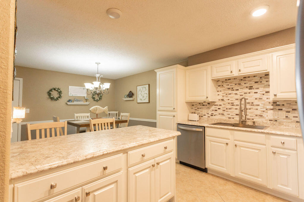 120 Wilshire Drive Property Photo 11