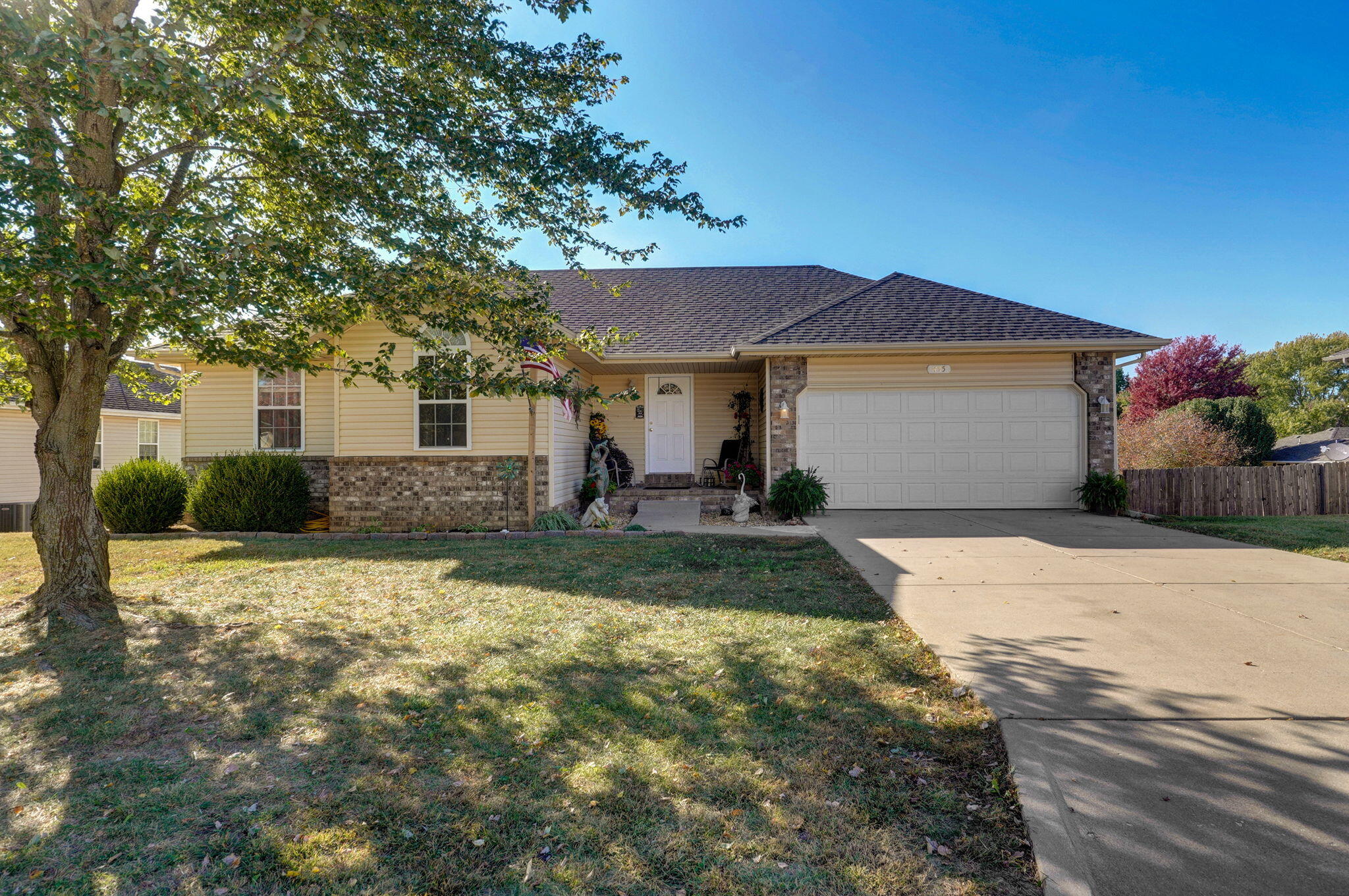 435 North Taylor Drive Property Photo 1