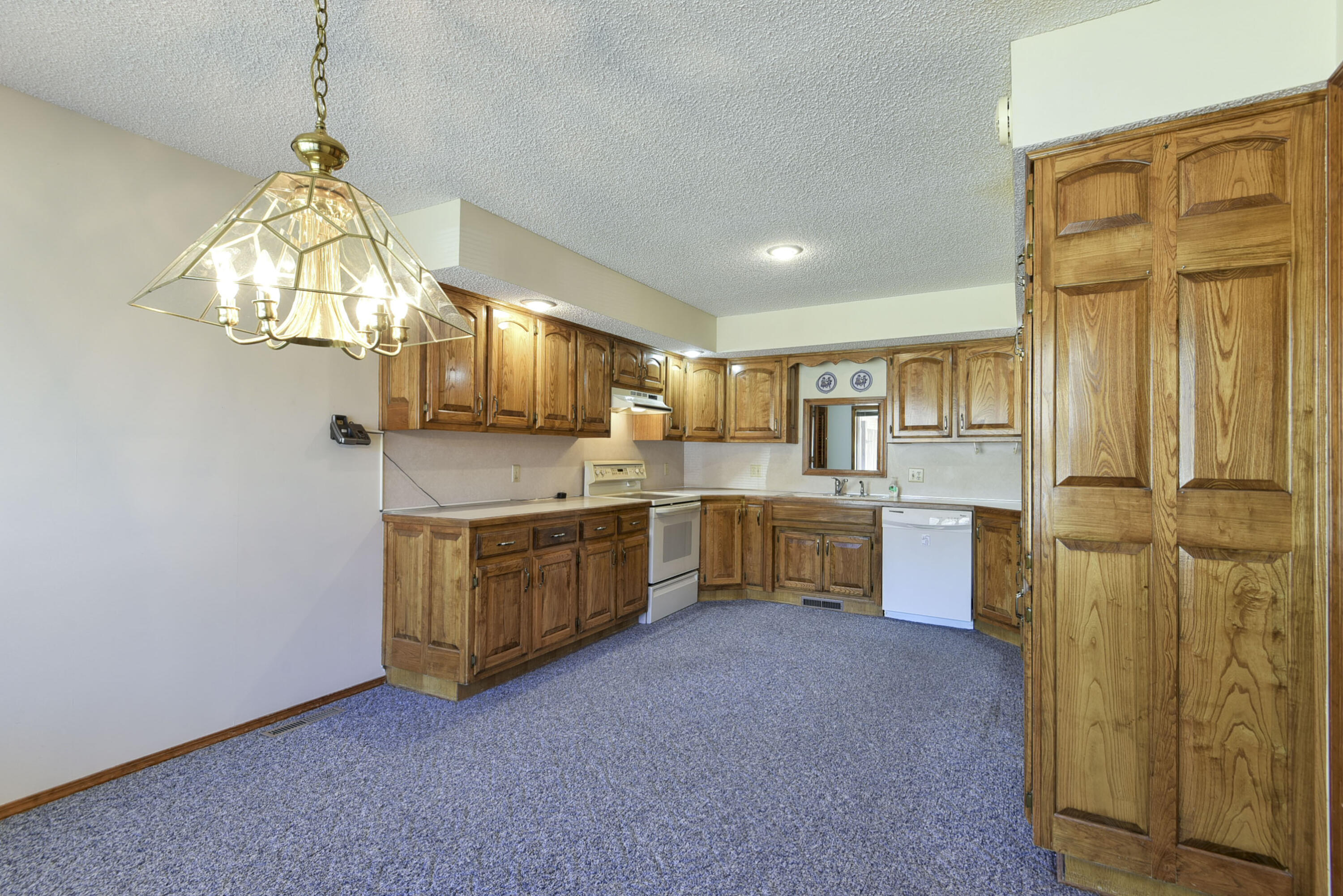 1462 East Powell Street Property Photo 4